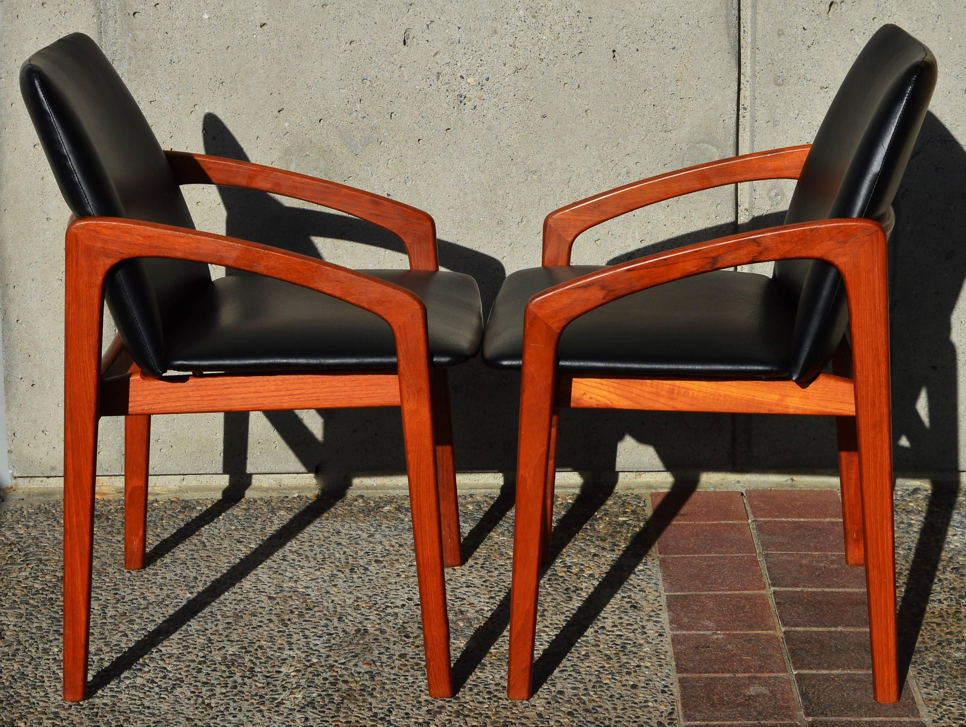 Pair of Kai Kristiansen Teak Carvers or Side Chairs, Danish (Mitte des 20. Jahrhunderts)