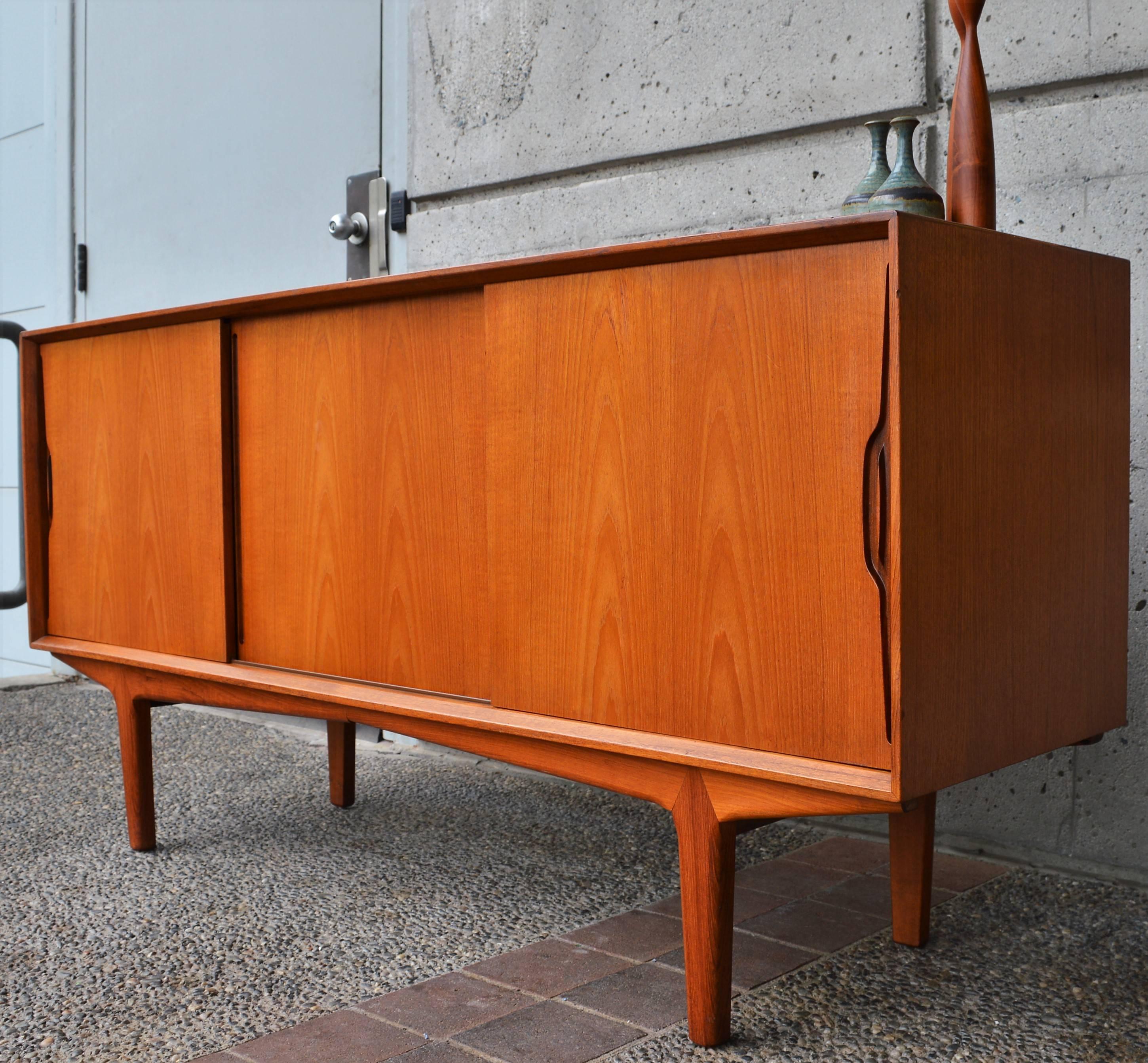 Knud Nielsen Teak Credenza or Buffet for Losning Mobelfabrik In Excellent Condition In New Westminster, British Columbia