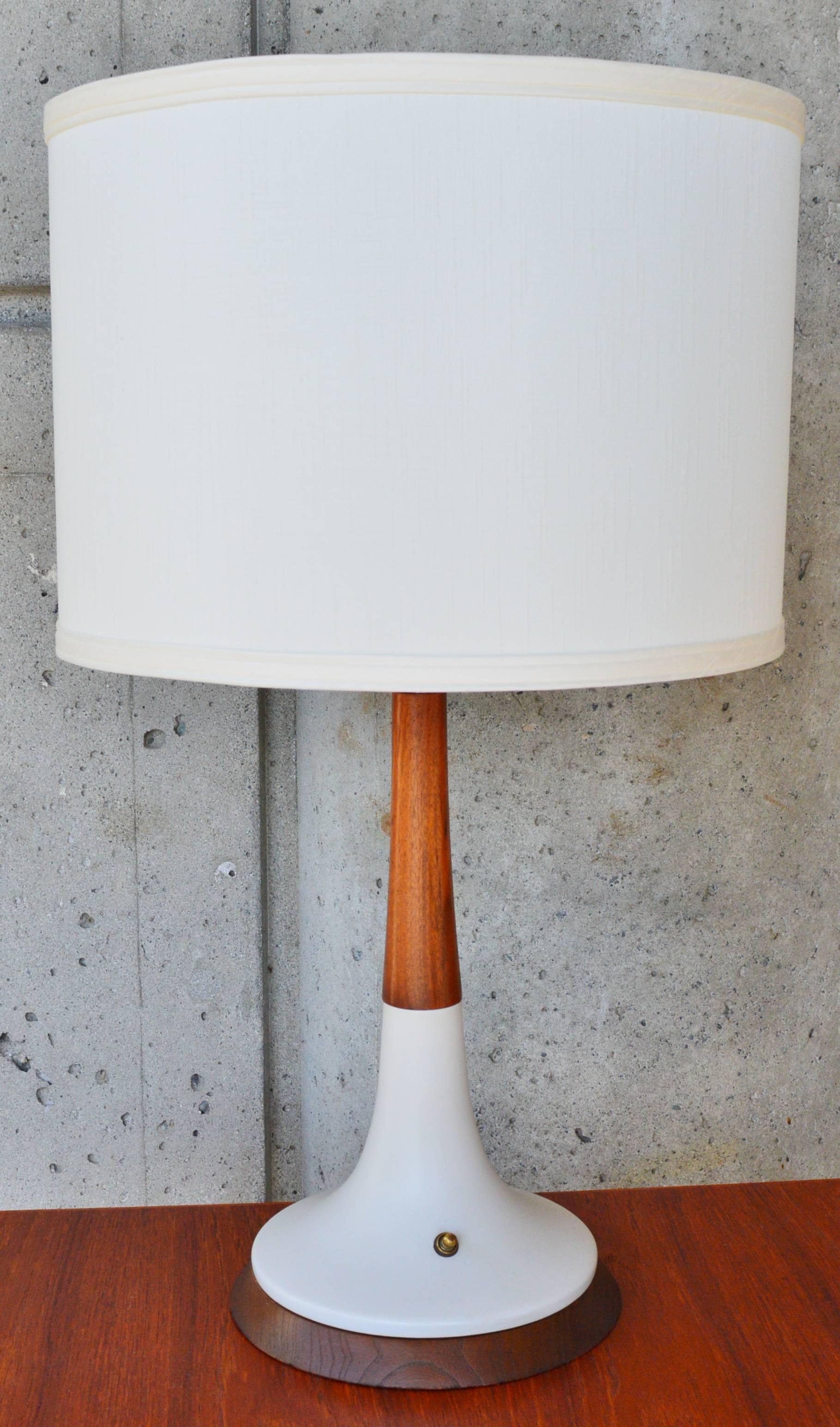 This lamp has lovely elegant lines, with a dramatic contrast between the cream ceramic body and the dark walnut flared base and the teak tapering stem. Minor flea bites around the base, otherwise in excellent condition. Rare to have the switch on