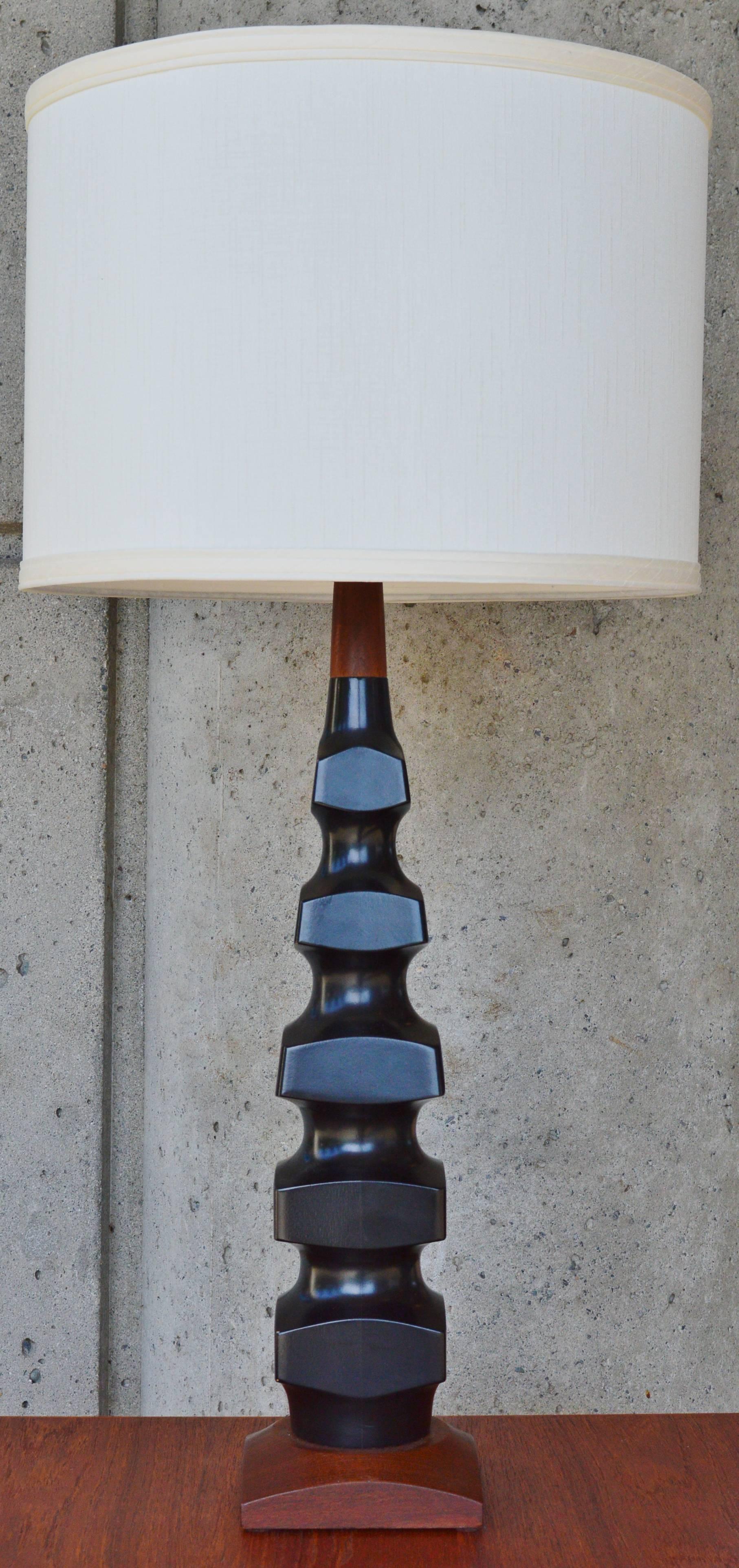 Architectural Faceted Geometric Stacked Black and Walnut Table Lamp For Sale 1