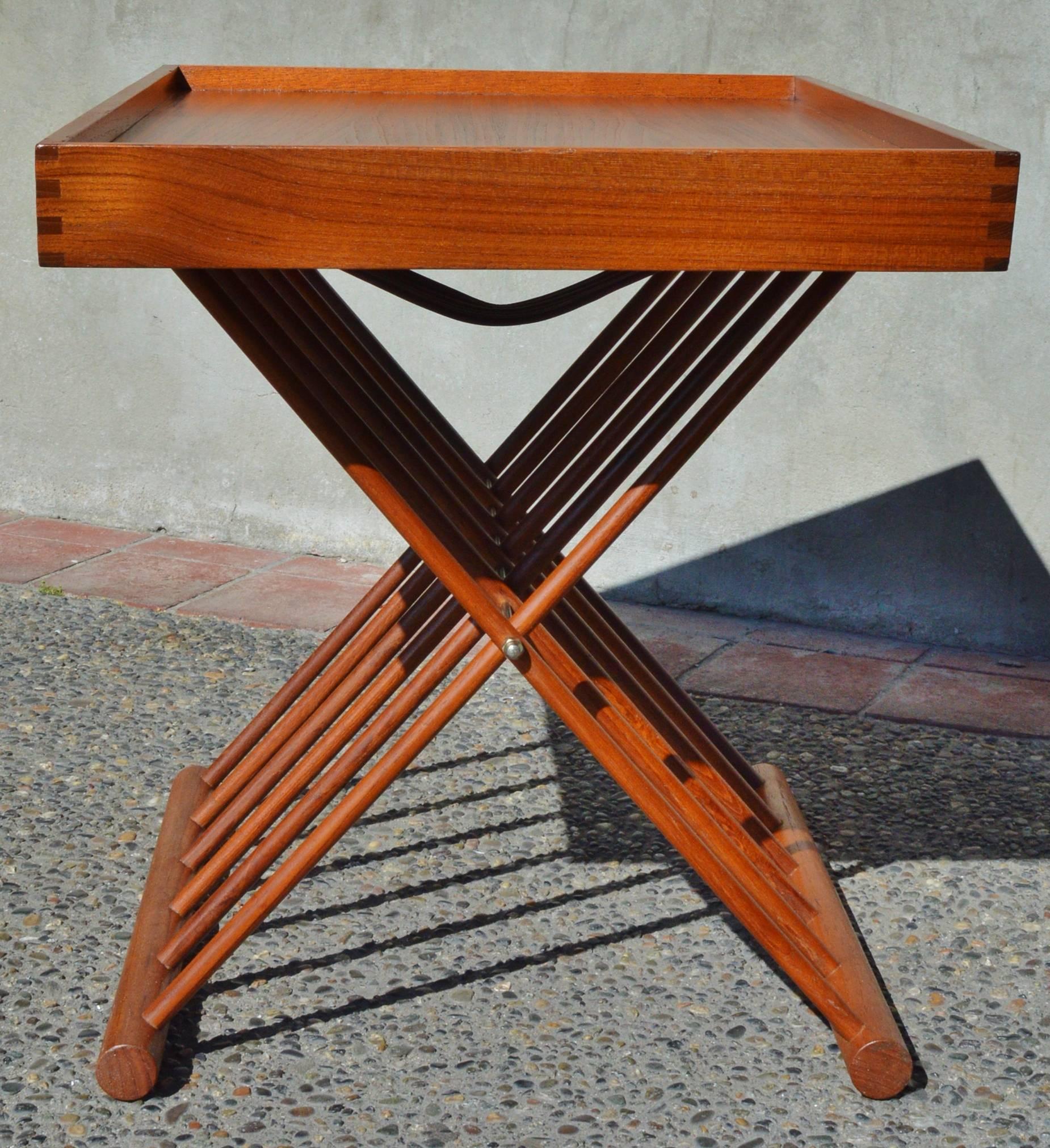 Danish Teak Folding Table In Excellent Condition For Sale In New Westminster, British Columbia