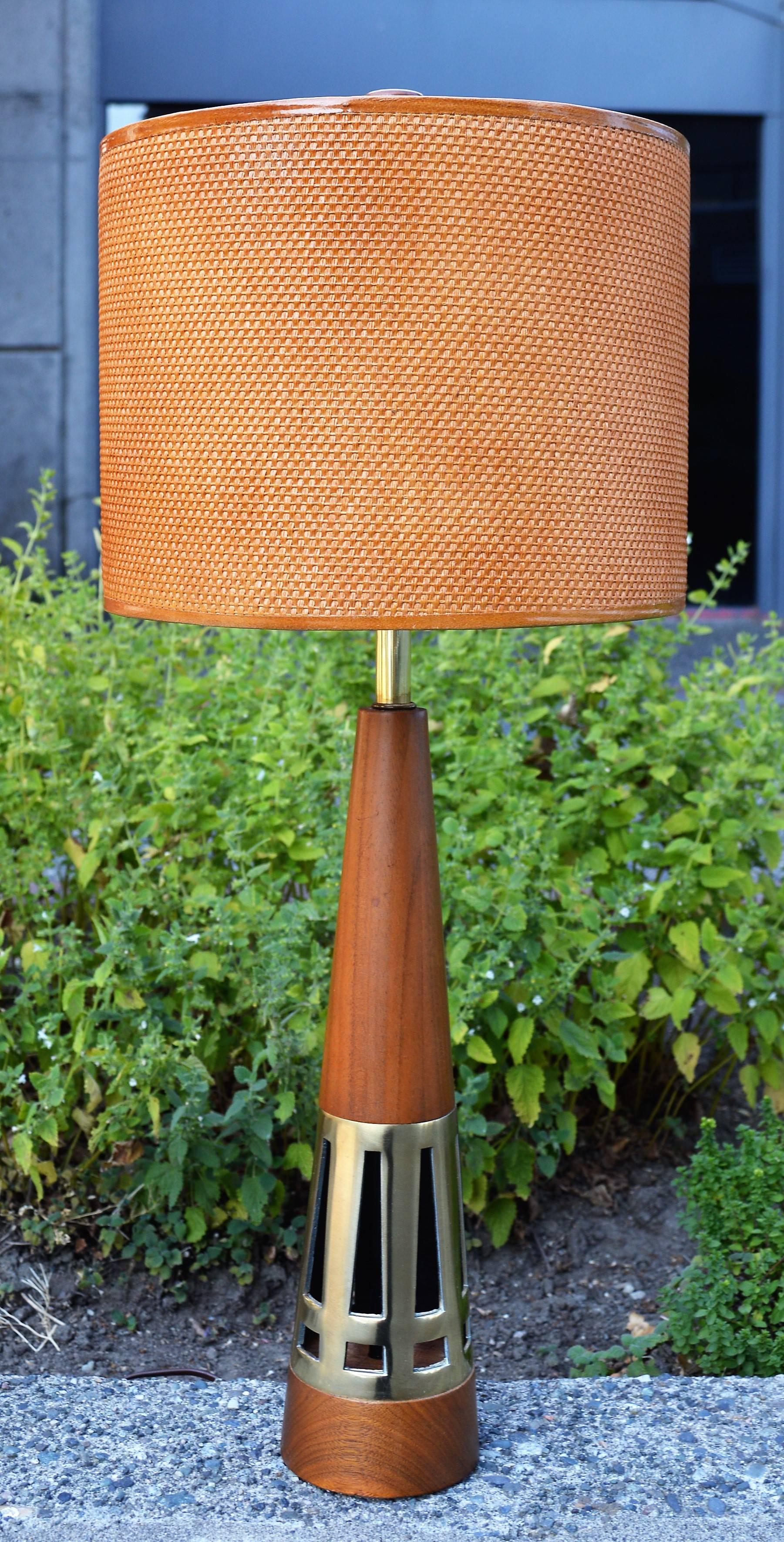Mid-Century Modern Tony Paul for Westwood Industries Walnut and Brass Lamp with Shade For Sale