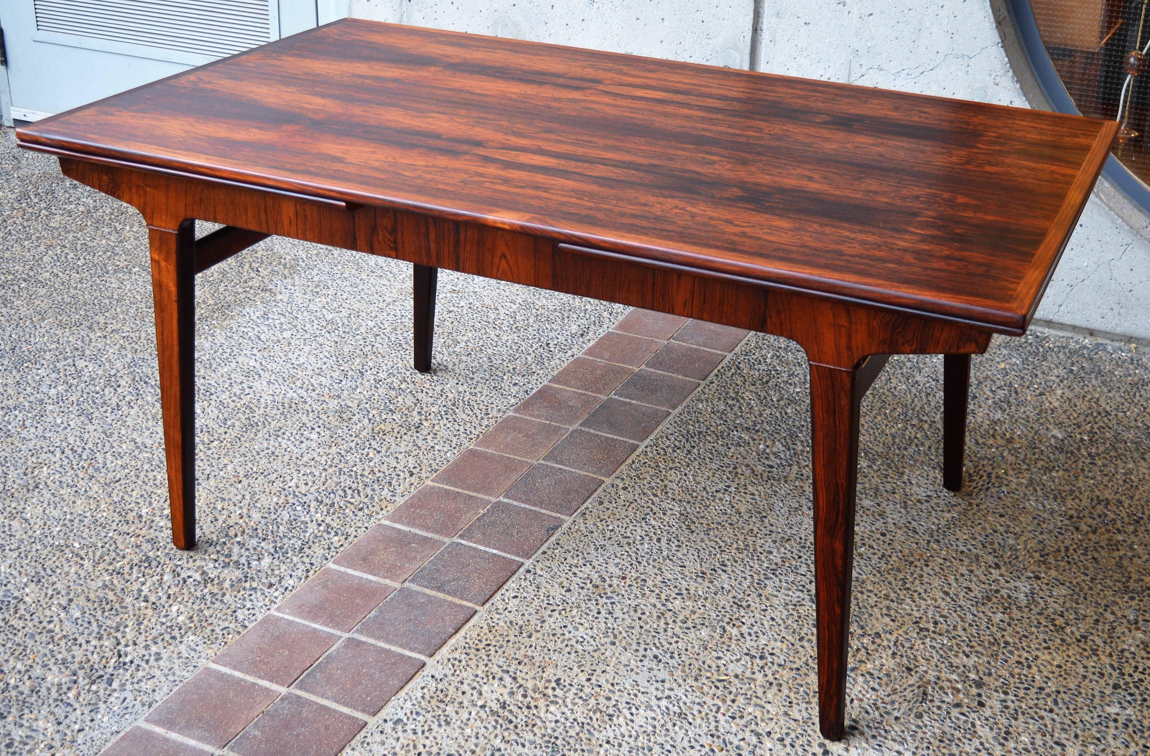 Johannes Andersen Rosewood Draw-Leaf Dining Table, Denmark In Excellent Condition In New Westminster, British Columbia