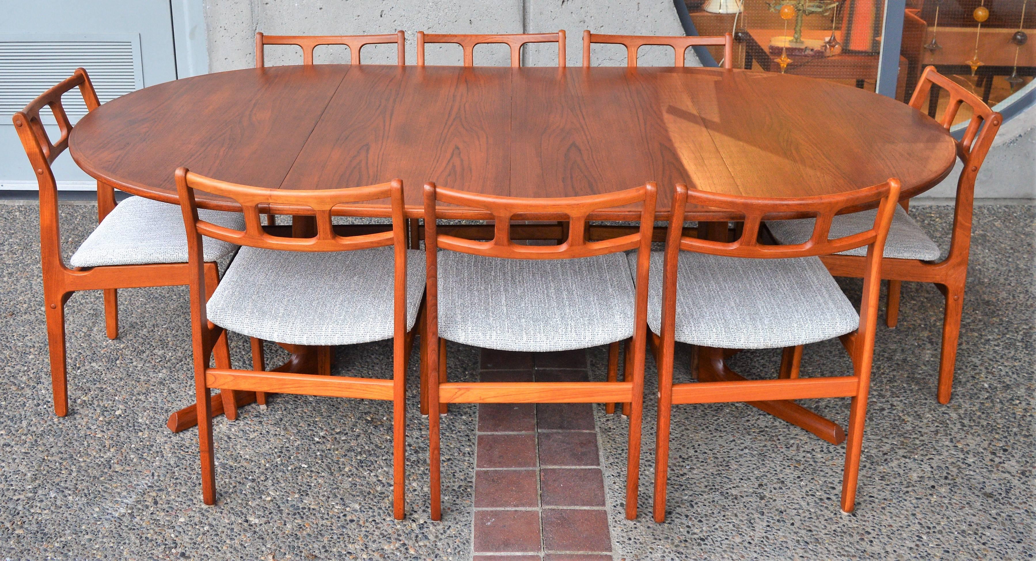 Danish No Moller for Gudme Teak Round Two-Leaf Dining Table with Pedestal Base 4