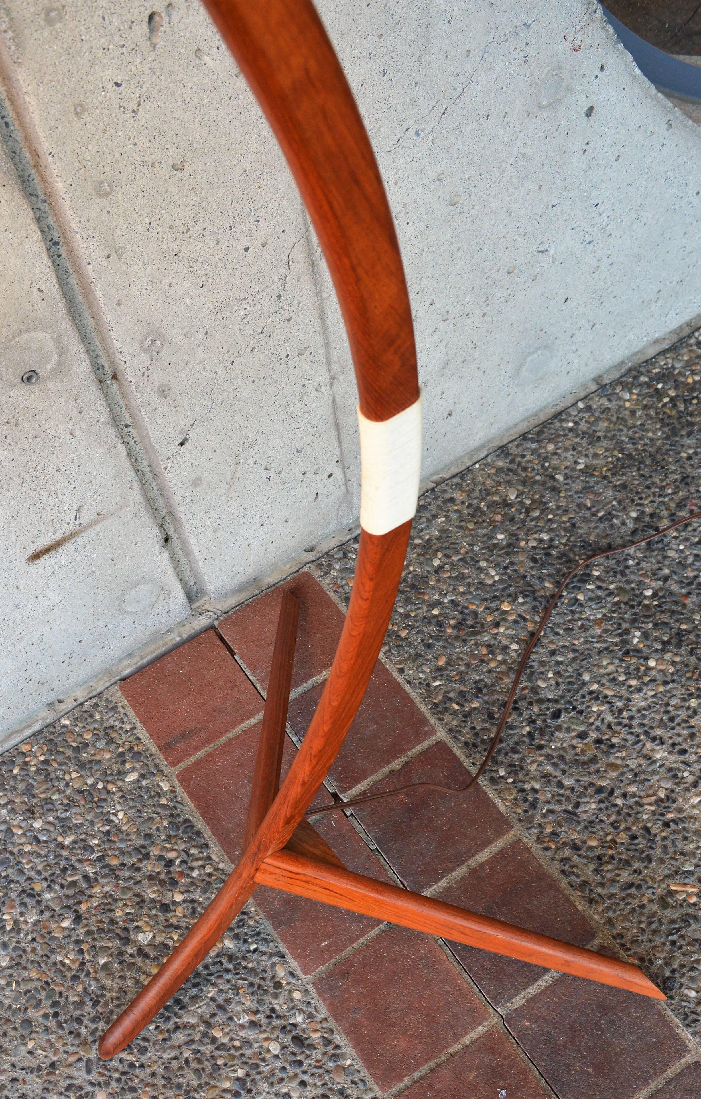 Lampadaire tripode en teck danois en forme d'arc ou d'étrier avec nouvel abat-jour en forme de bonnet, style Rispal 1