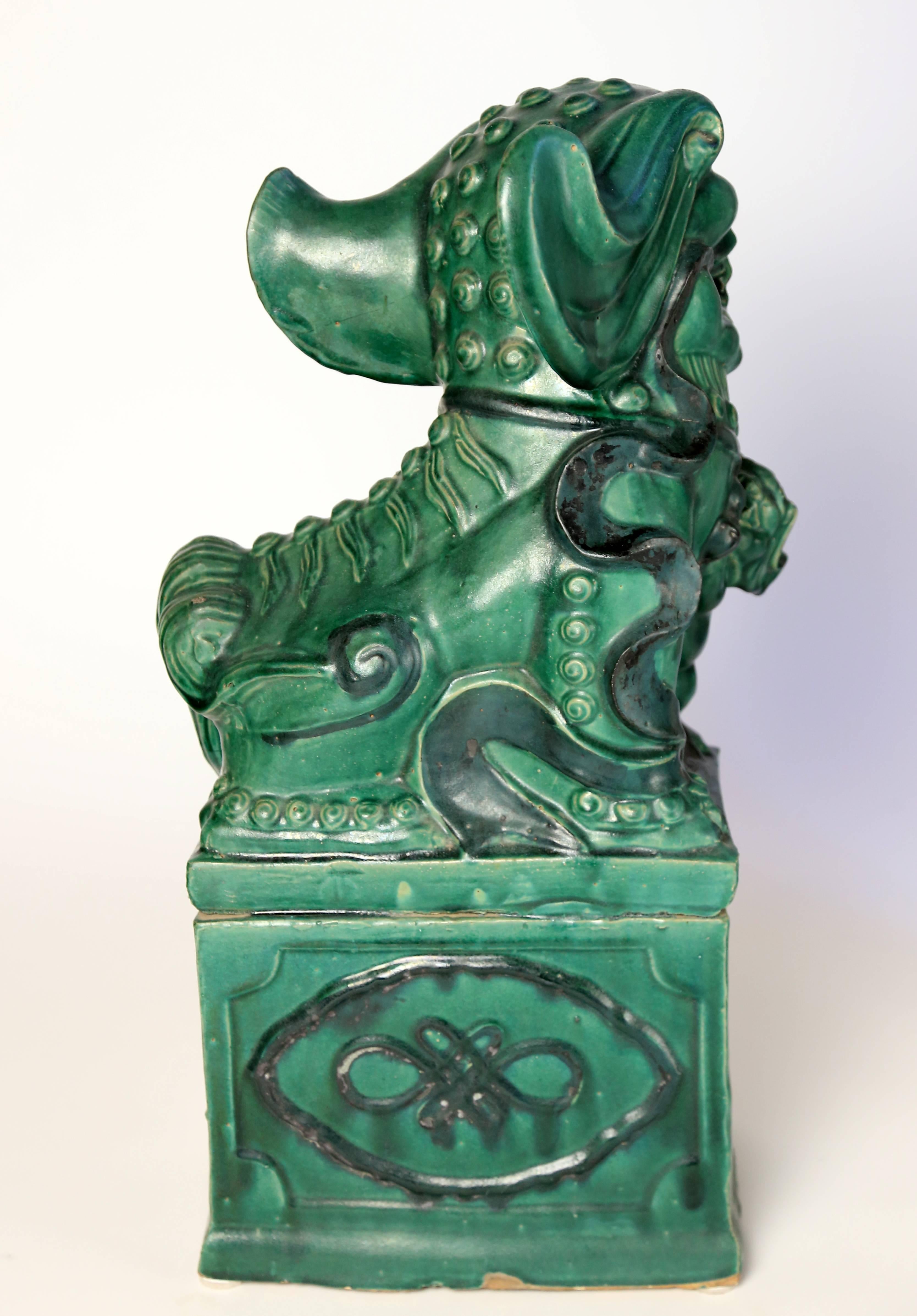 Antique Chinese Figural Female Foo Lion Statue In Good Condition In Austin, TX