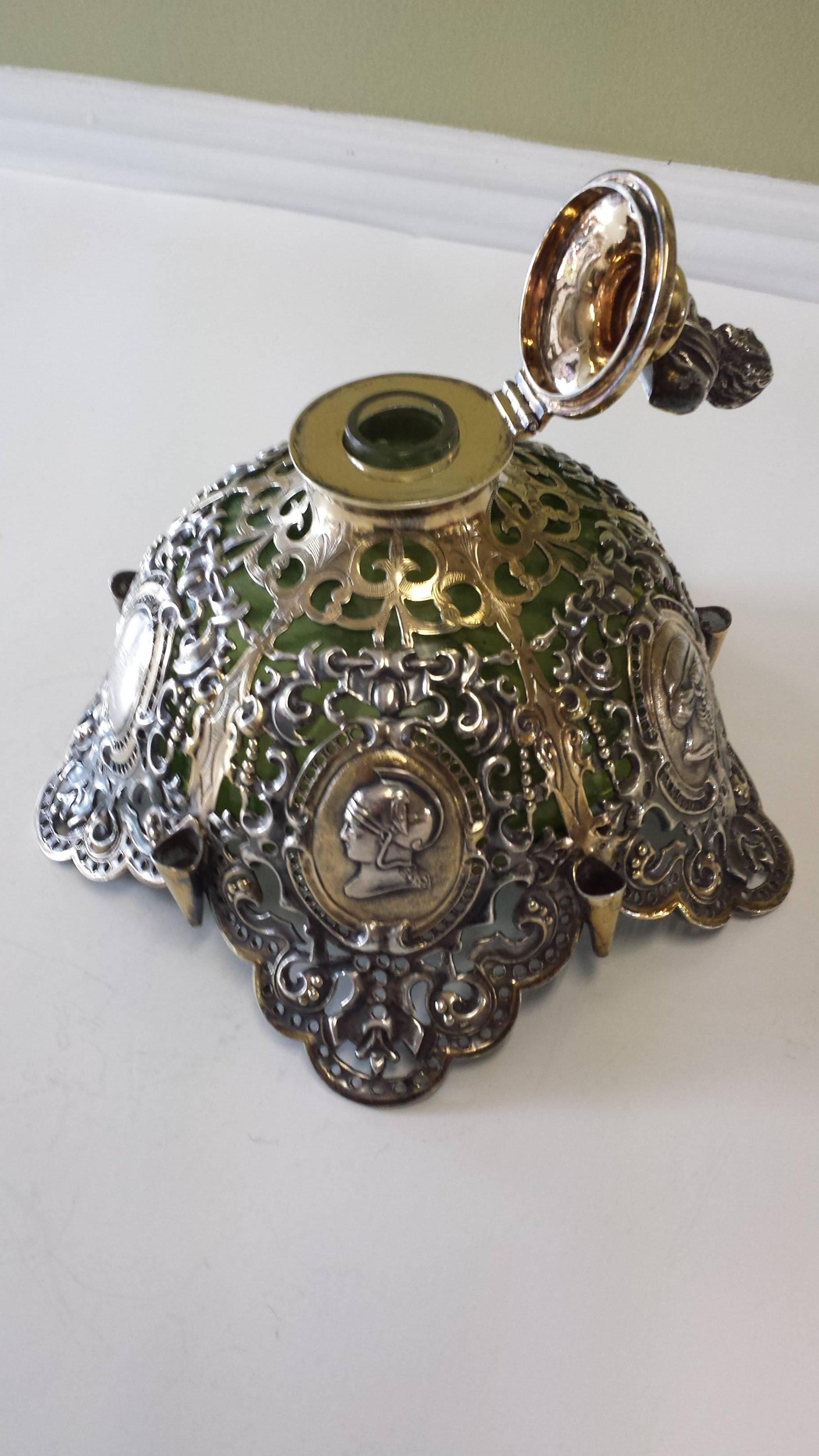 Importante tintero de esterlina y dorado de John & Joseph Angell Londres 1853, que representa a Shakespeare, Sócrates y otros eruditos. El tintero está en perfecto estado, sin ningún problema, y tiene decoración dorada en la tapa y el cuerpo, así