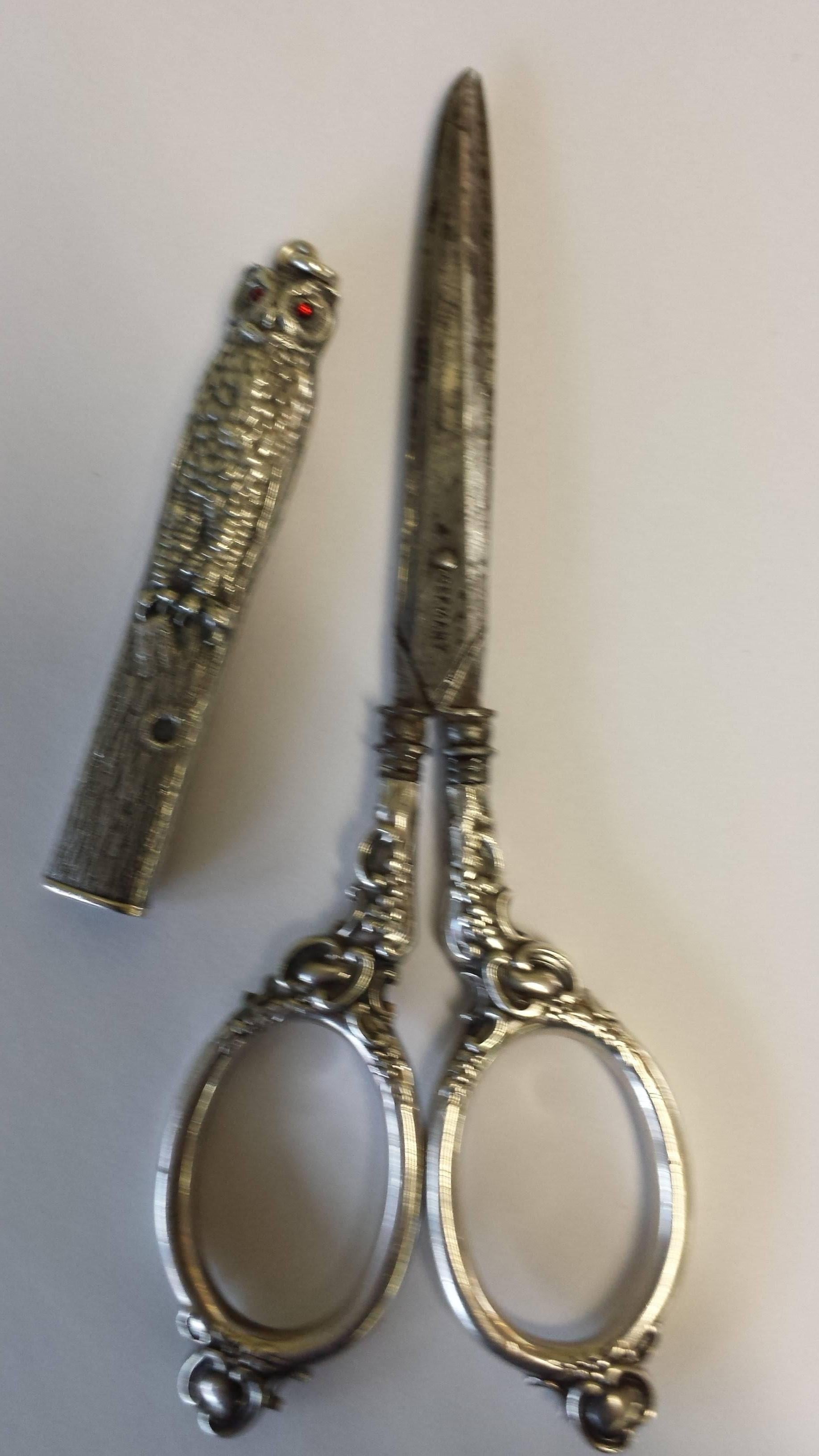 Sterling Silver Victorian Chatelaine Scissors with an Owl in a Tree Cover In Good Condition In Ottawa, Ontario