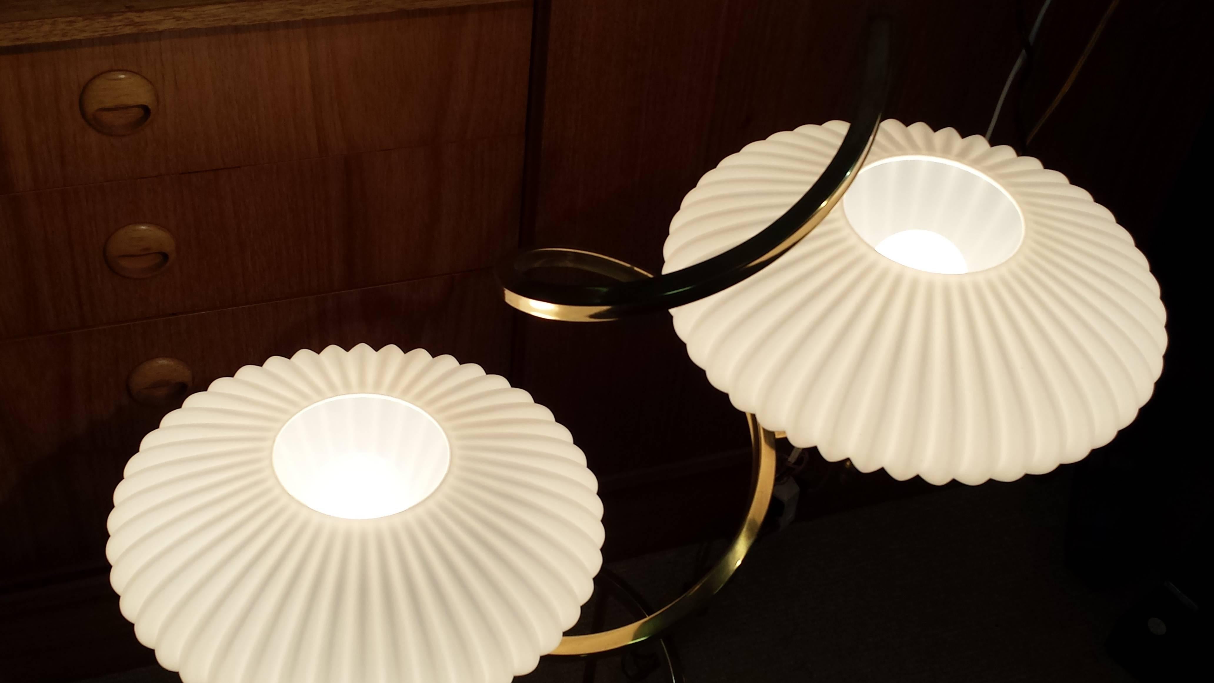 Mid-Century Modern Brass & Wood Spring/Coil Table Lamp Glass Squat Fluted Shades In Good Condition In Ottawa, Ontario