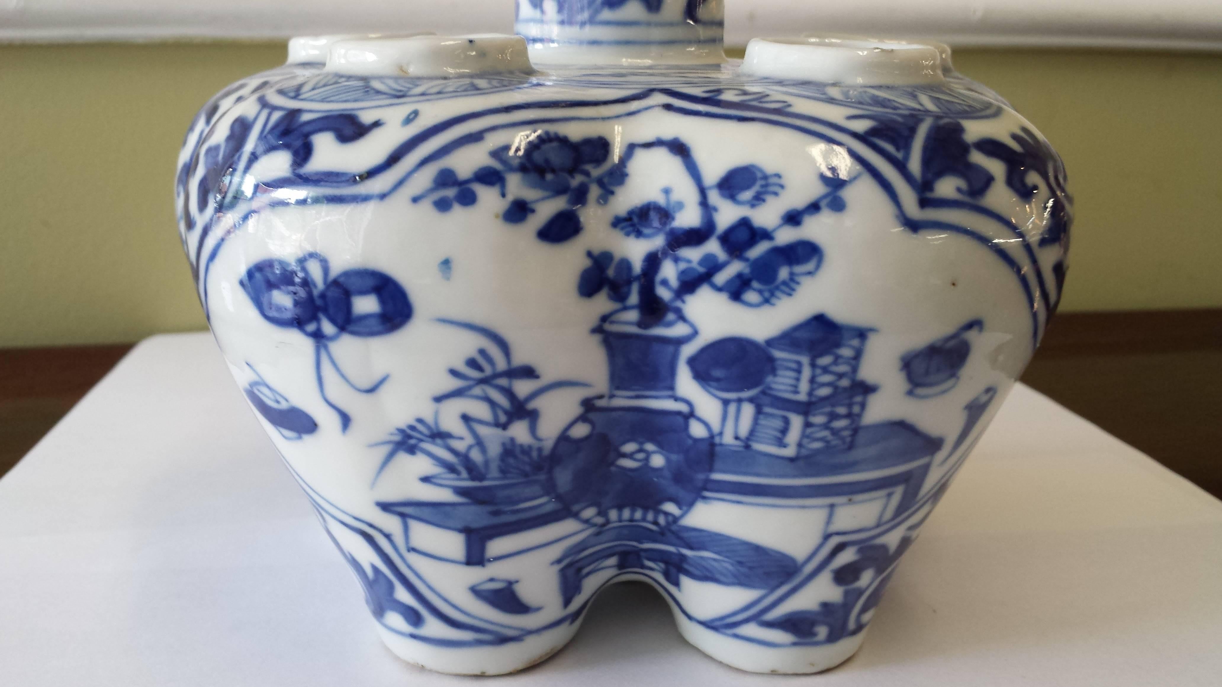 Chinese Blue and White Tulip/Crocus, Flower Vase, 19th Century 1