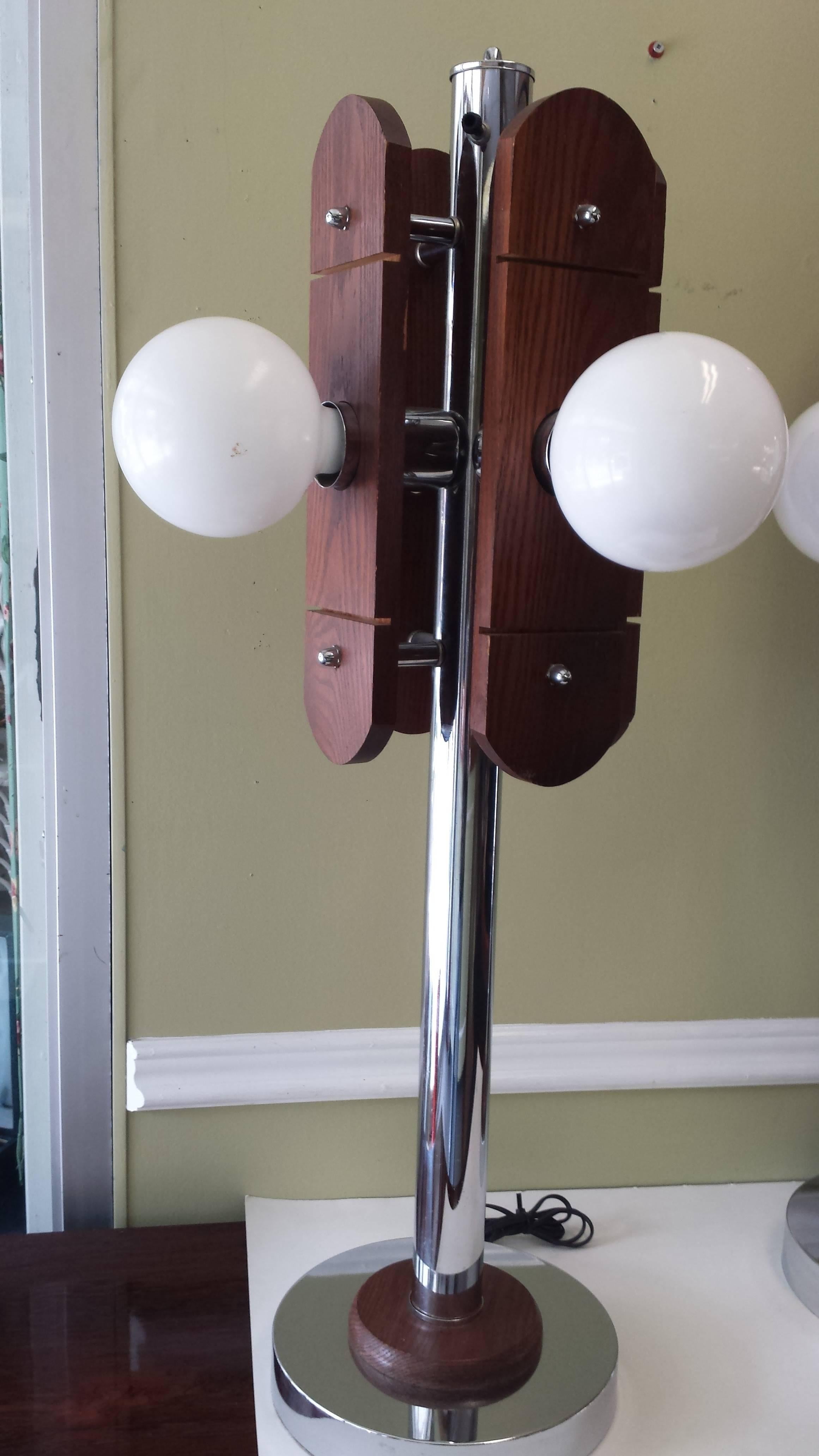 Mid-Century moderno Lampade da tavolo di metà secolo in cromo e Oak, anni '60-'70 circa in vendita