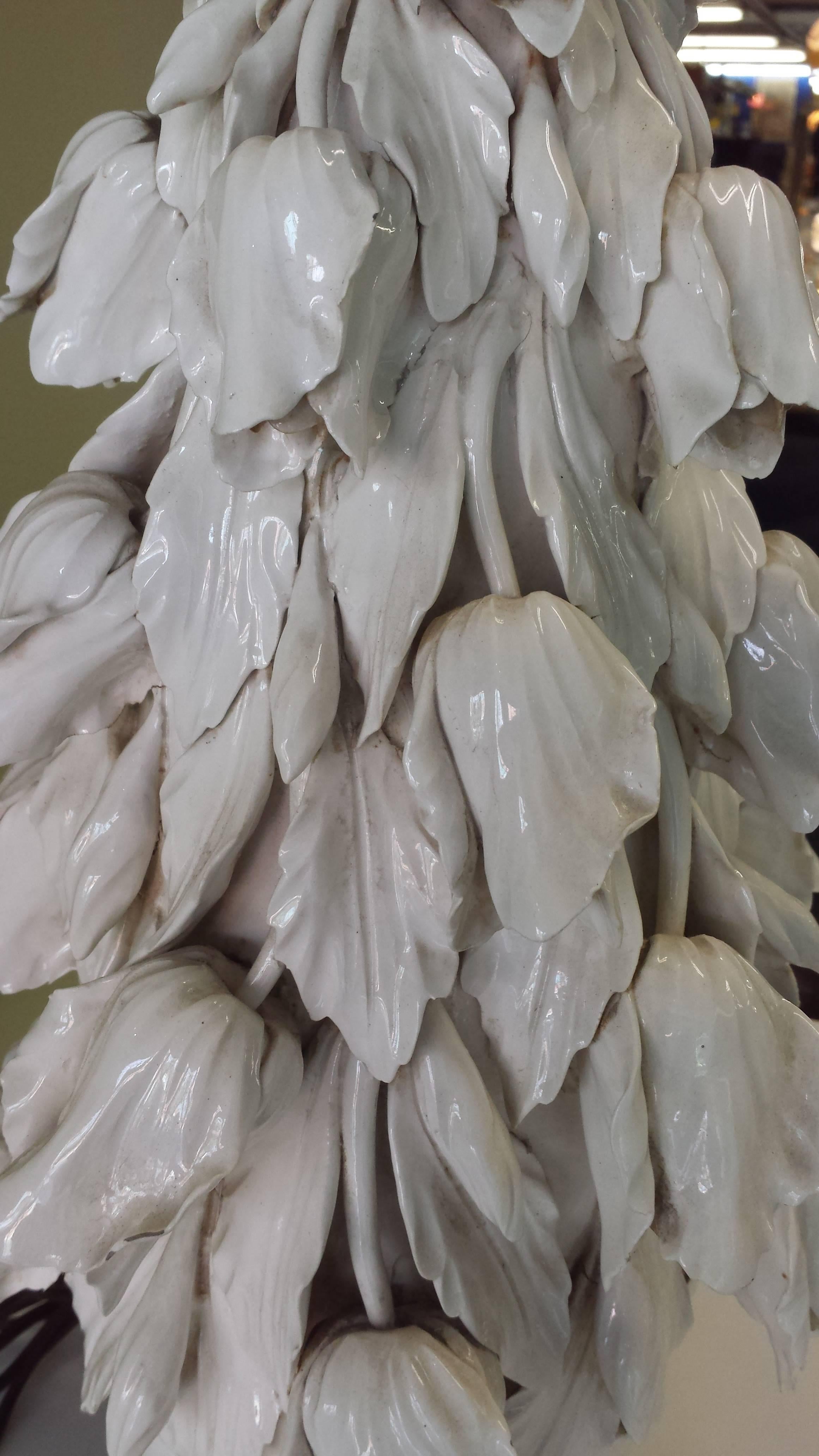 Table à grappes tulipes en céramique blanche italienne  Lampe, vers les années 1950 en vente 2