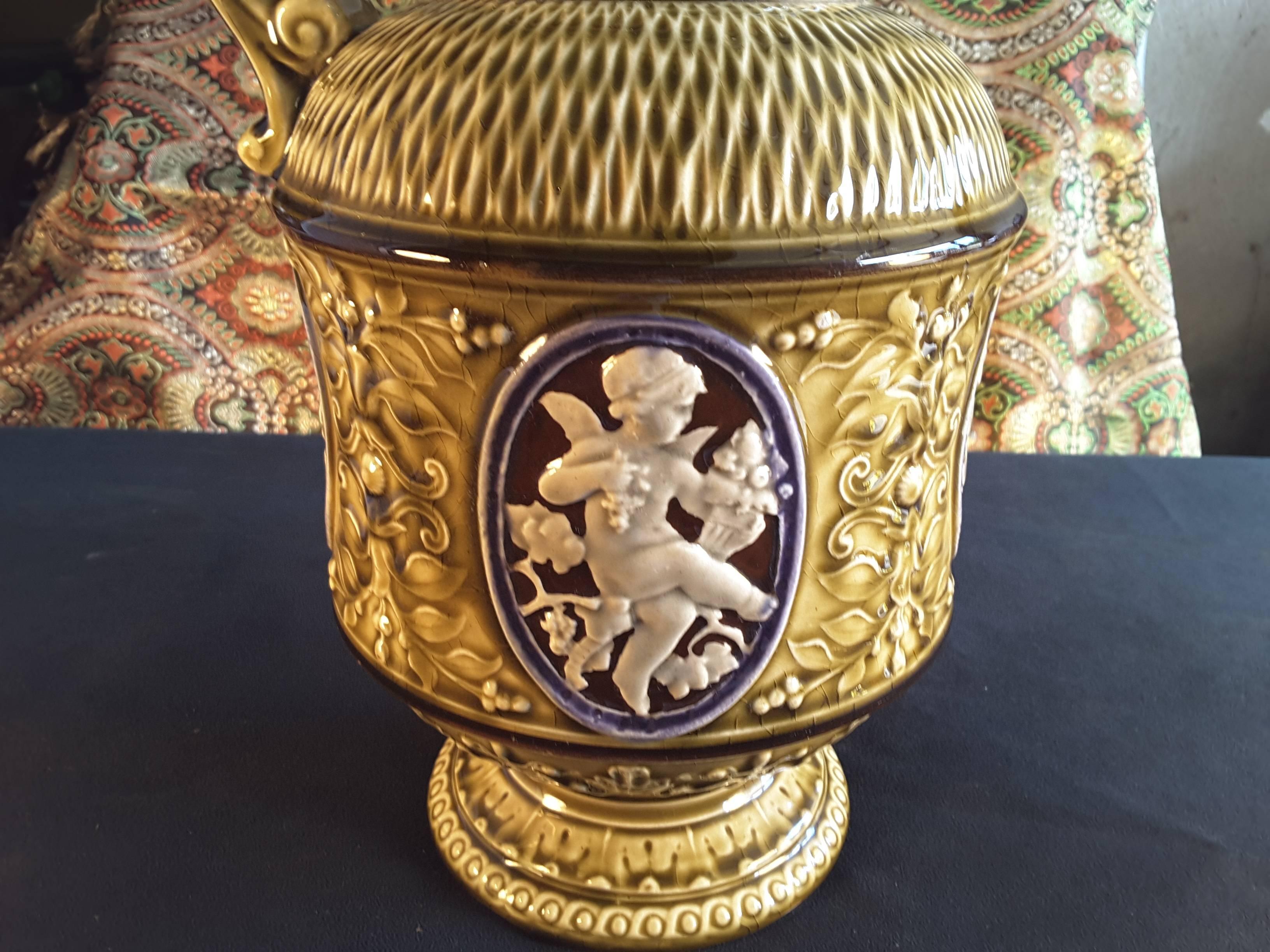 Neorinascimentale Caraffa da vino in maiolica con montatura in stile rinascimentale, 1880 ca. in vendita