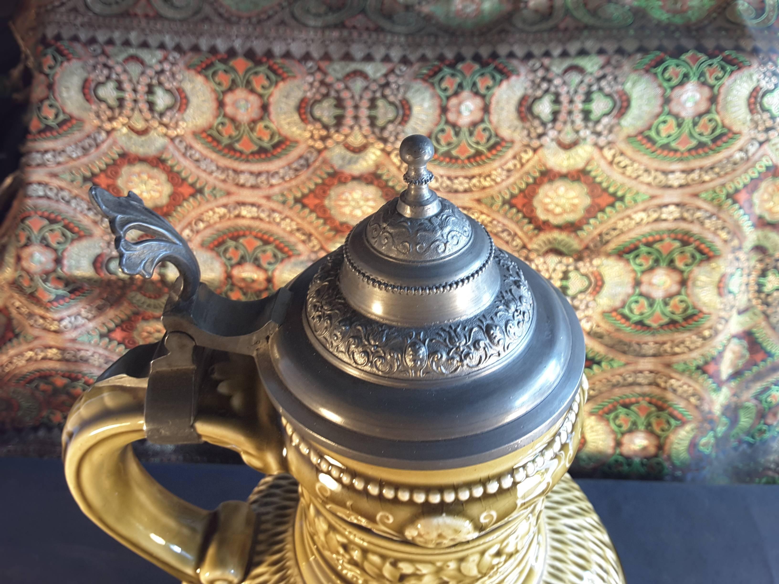 Caraffa da vino in maiolica con montatura in stile rinascimentale, 1880 ca. In condizioni ottime in vendita a Ottawa, Ontario
