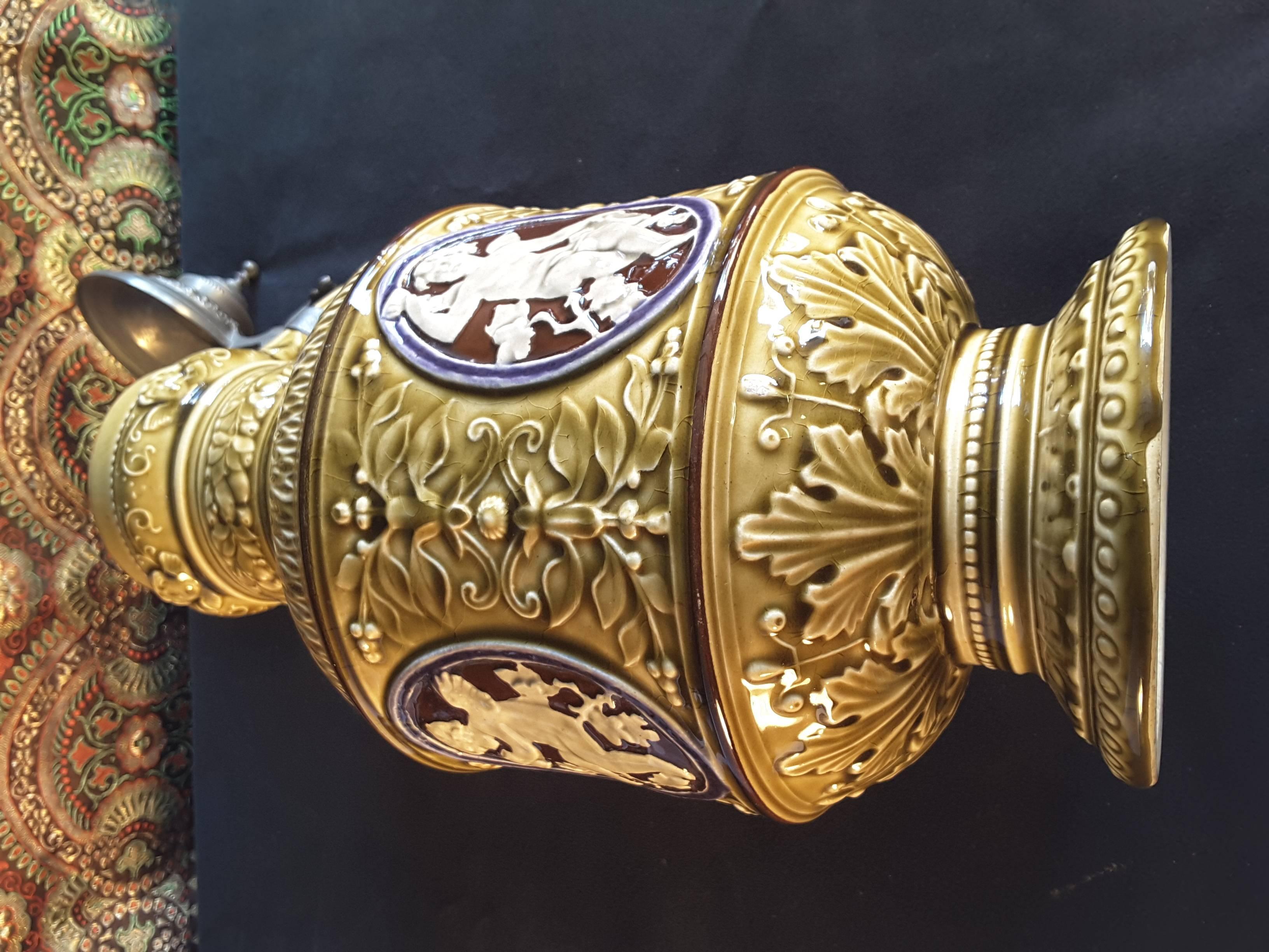 Caraffa da vino in maiolica con montatura in stile rinascimentale, 1880 ca. in vendita 3