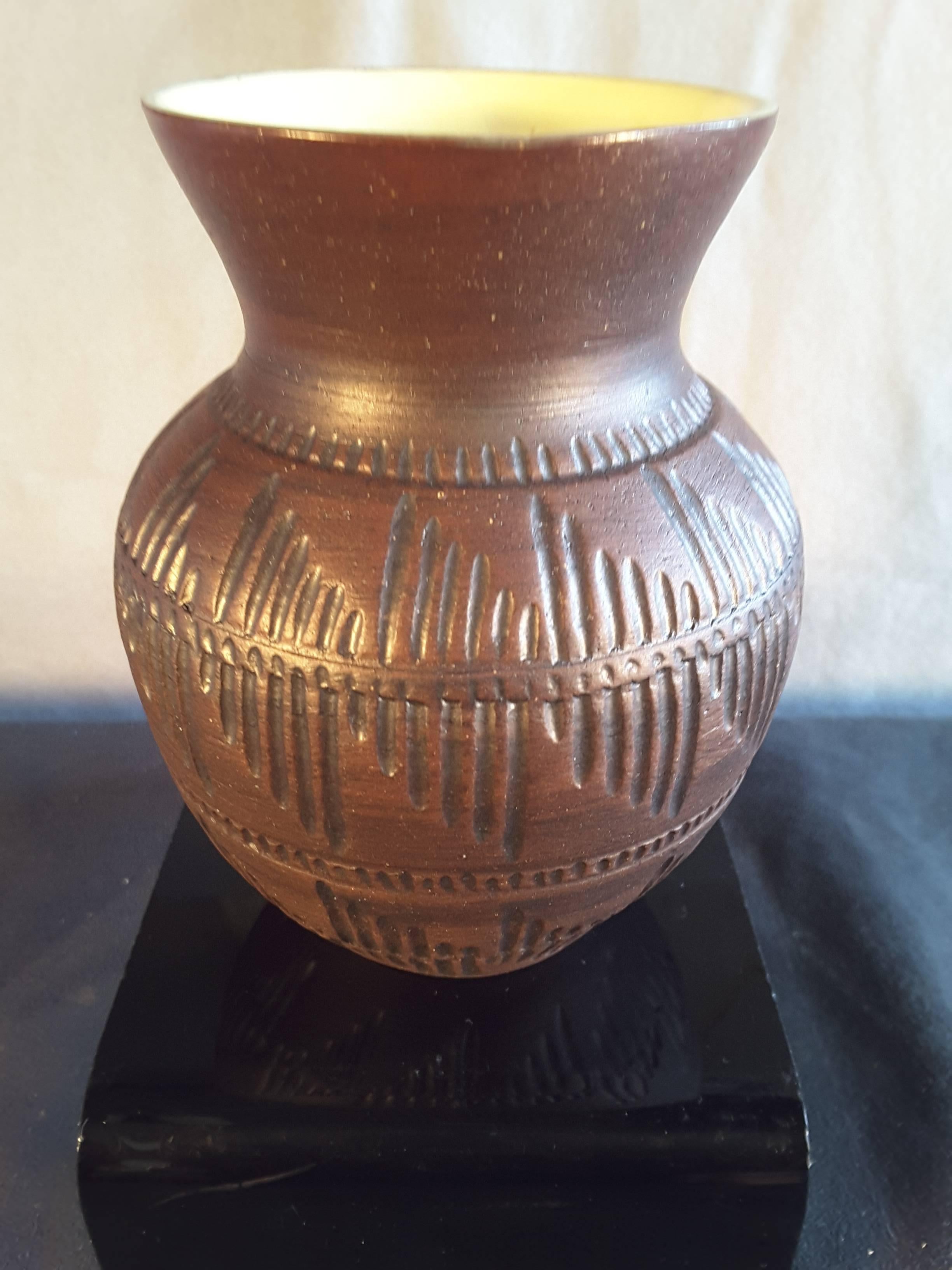 Six Nations Native American Pottery Vase mit gelber Innenseite/brauner Außenseite (amerikanisch) im Angebot