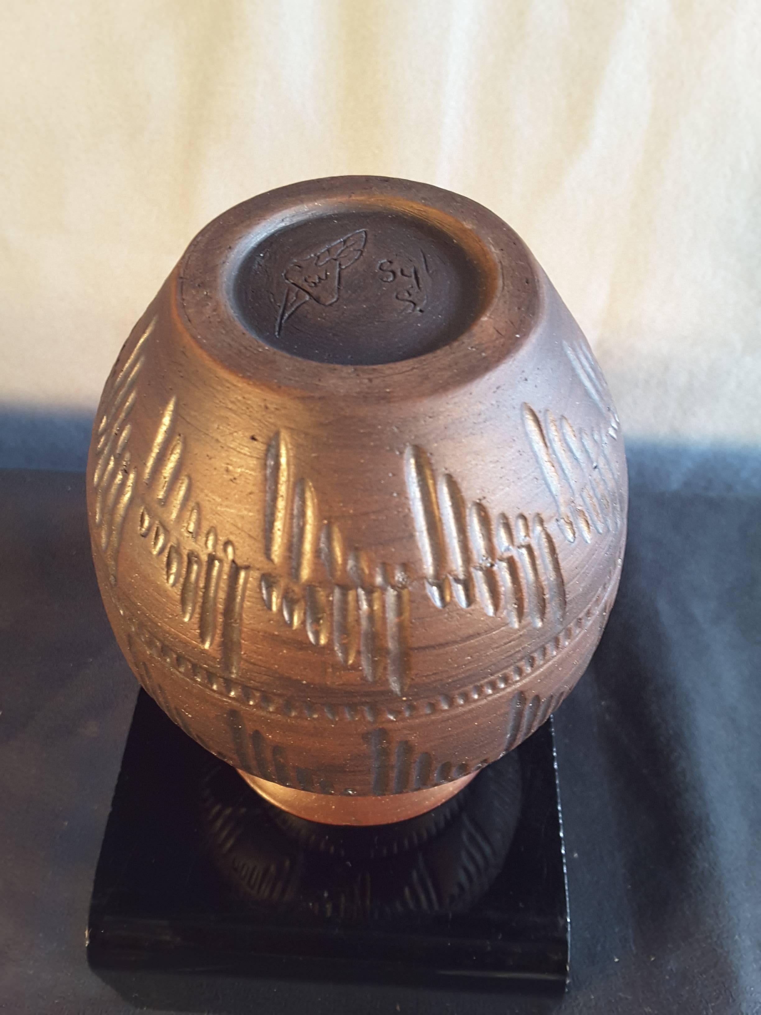 Six Nations Native American Pottery Vase with Yellow Interior/Brown Exterior In Good Condition For Sale In Ottawa, Ontario