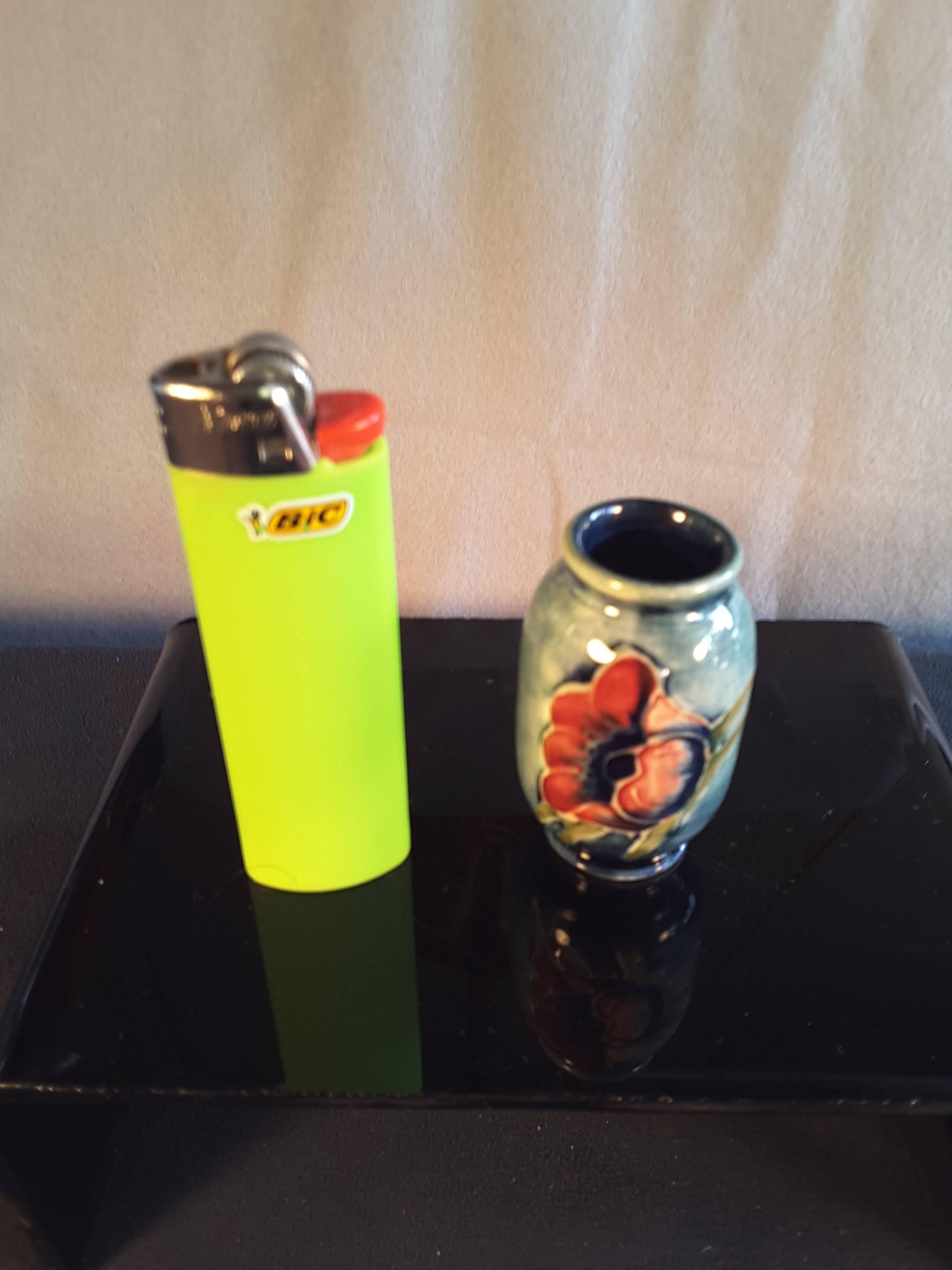 Vaso Moorcroft in miniatura, alto 2,5 cm,  Made in England Design floreale. In condizioni buone in vendita a Ottawa, Ontario