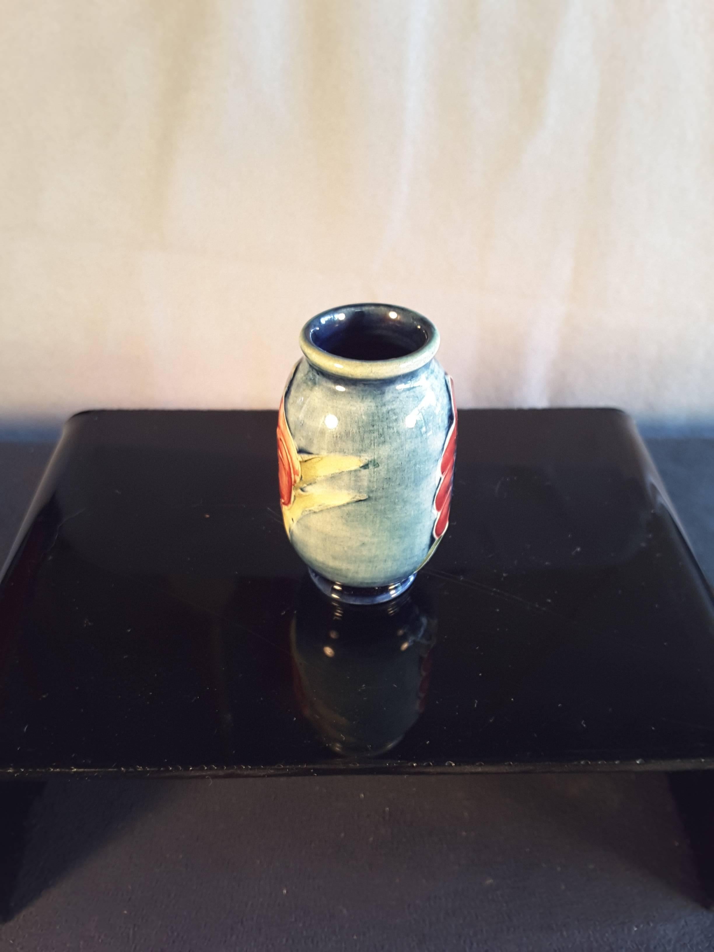 XX secolo Vaso Moorcroft in miniatura, alto 2,5 cm,  Made in England Design floreale. in vendita