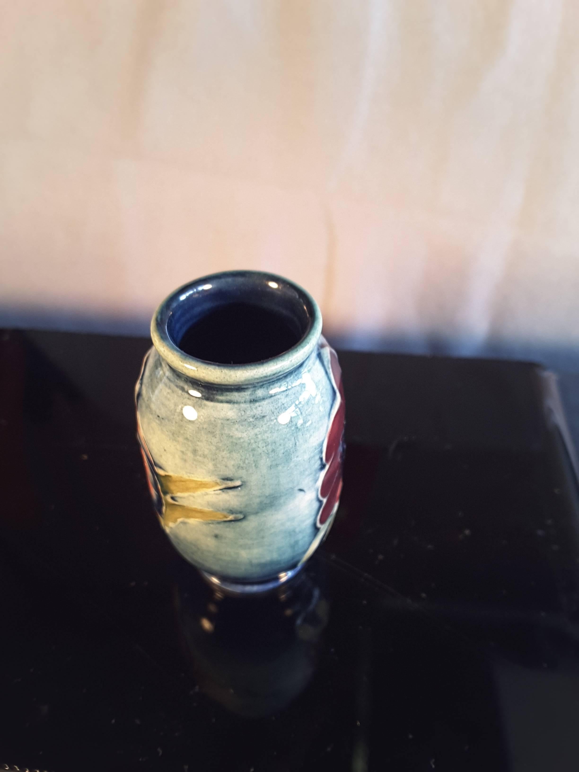 Vaso Moorcroft in miniatura, alto 2,5 cm,  Made in England Design floreale. in vendita 1