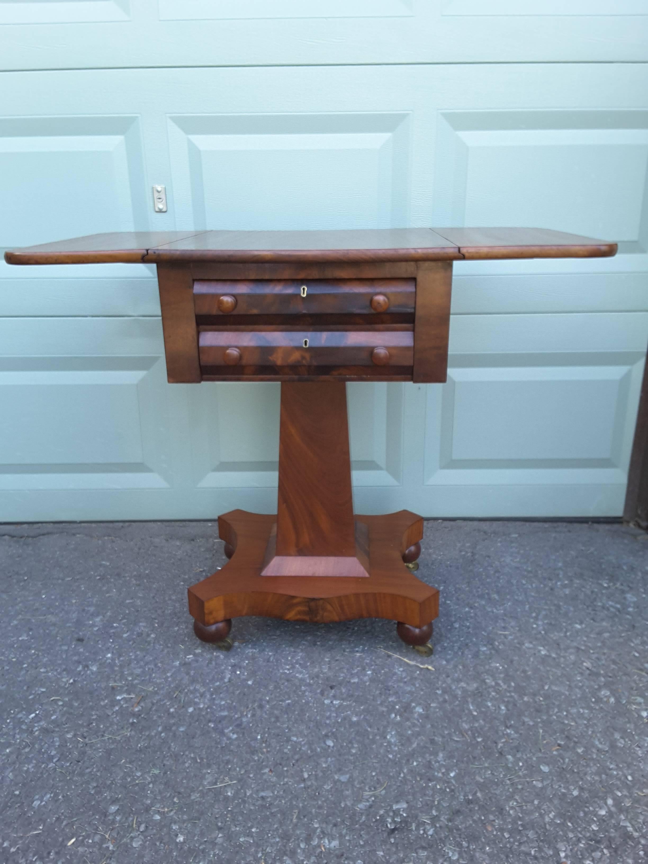 Pine Neoclassical American Empire Drop-Leaf Side Table in Mahogany, circa 1830-1840 For Sale