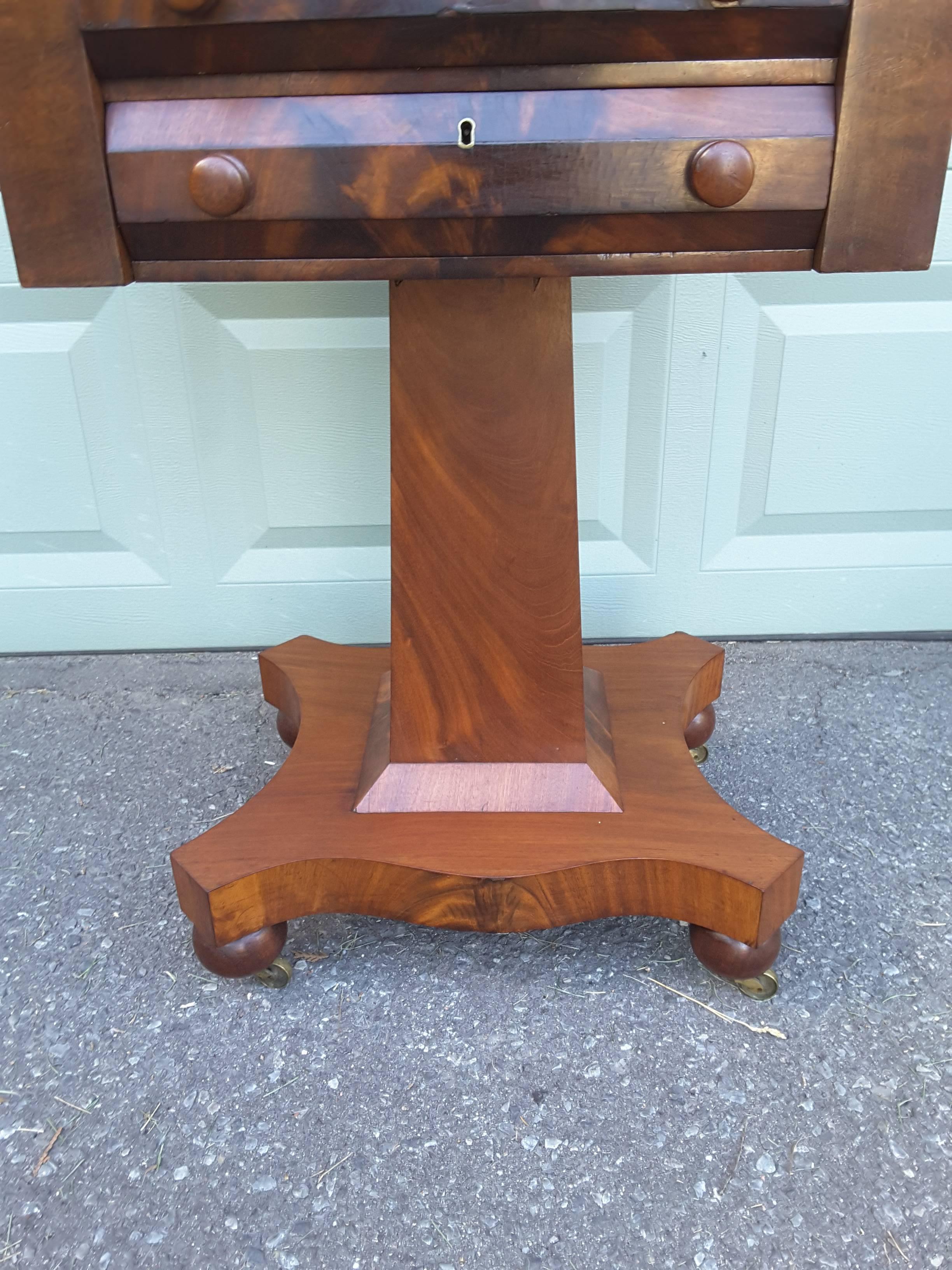 19th Century Neoclassical American Empire Drop-Leaf Side Table in Mahogany, circa 1830-1840 For Sale