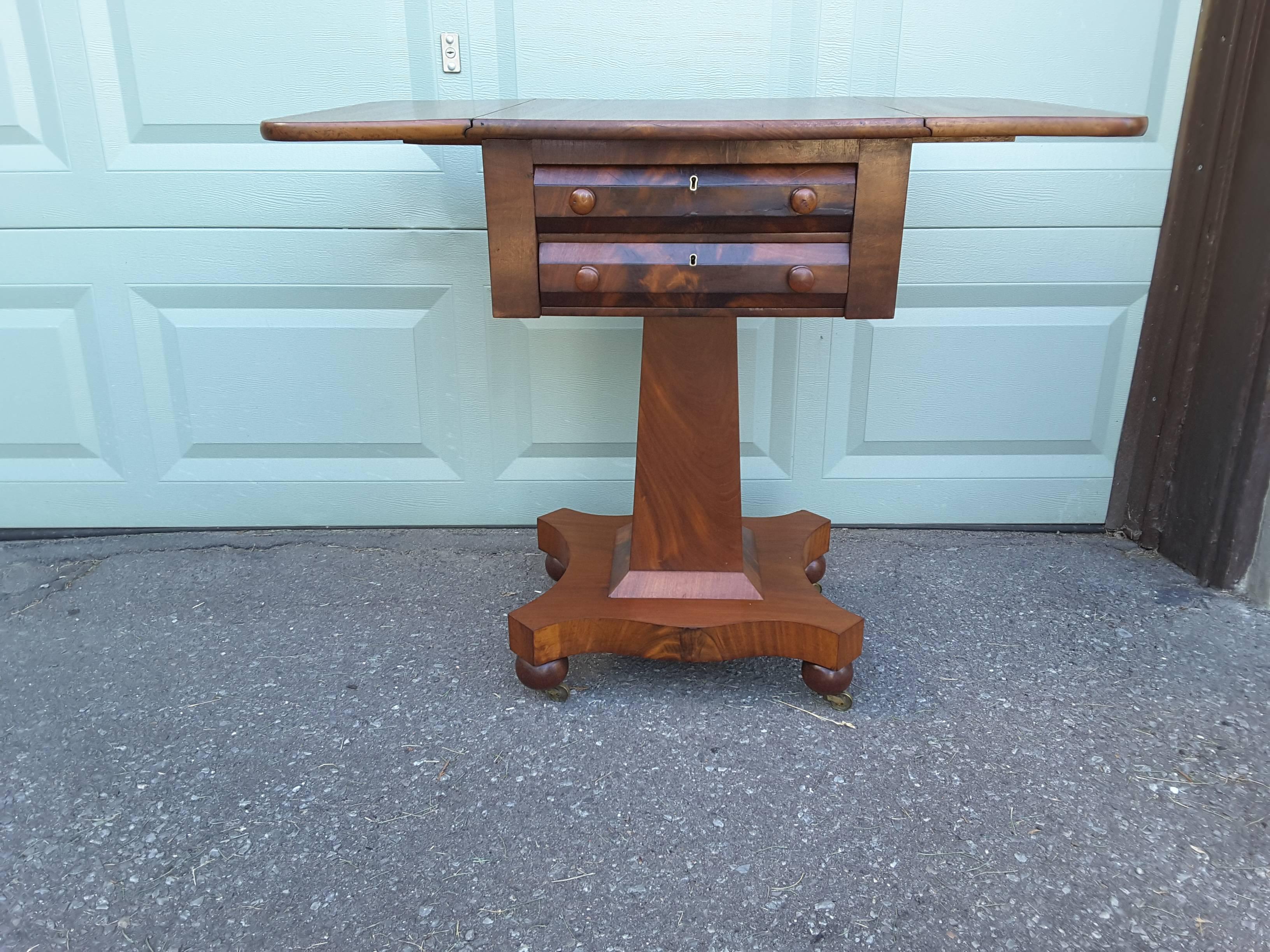 Neoclassical American Empire Drop-Leaf Side Table in Mahogany, circa 1830-1840 In Good Condition For Sale In Ottawa, Ontario