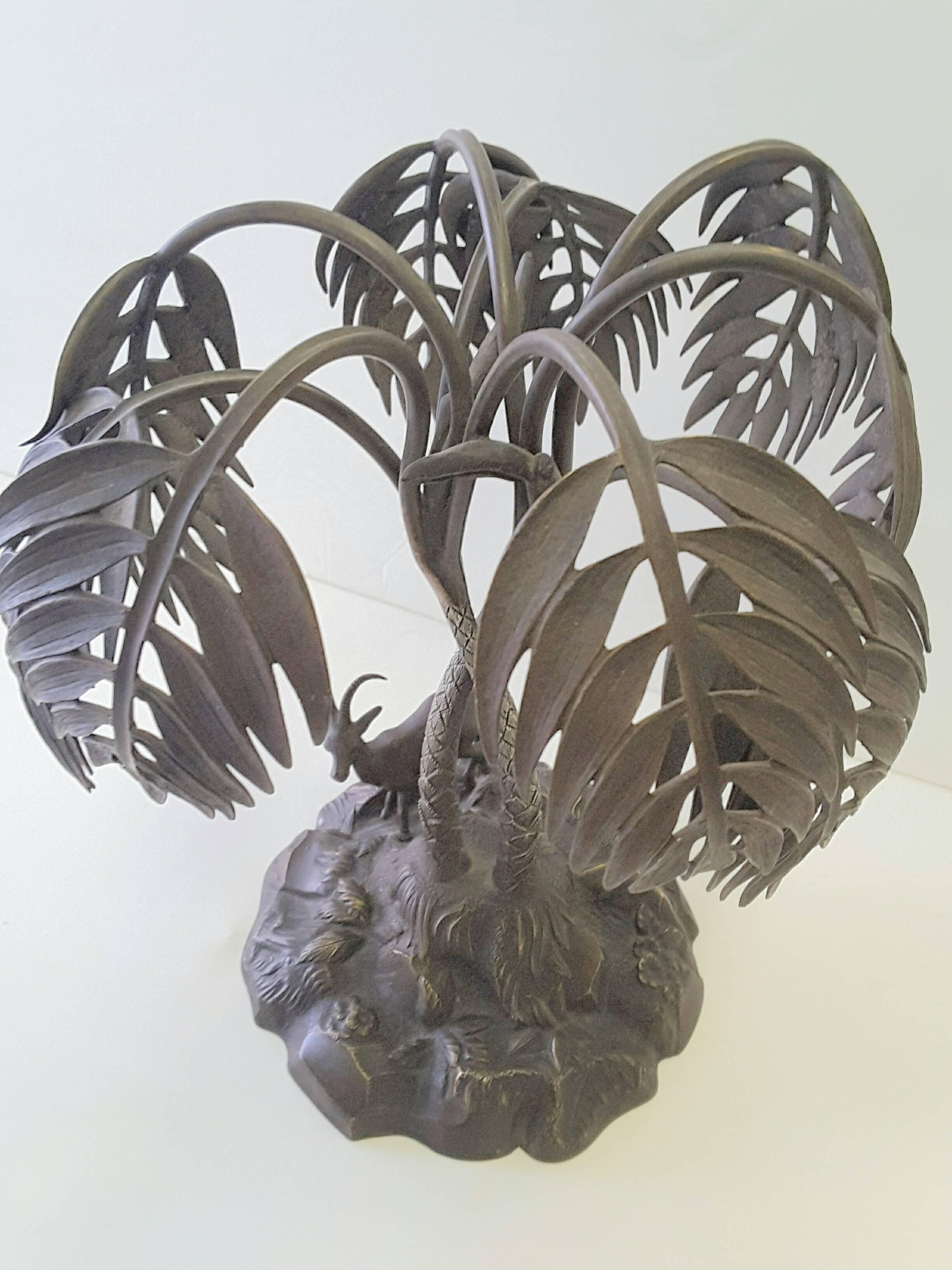 Scultura in bronzo di una palma e una gazzella su una base di roccia in vendita 2