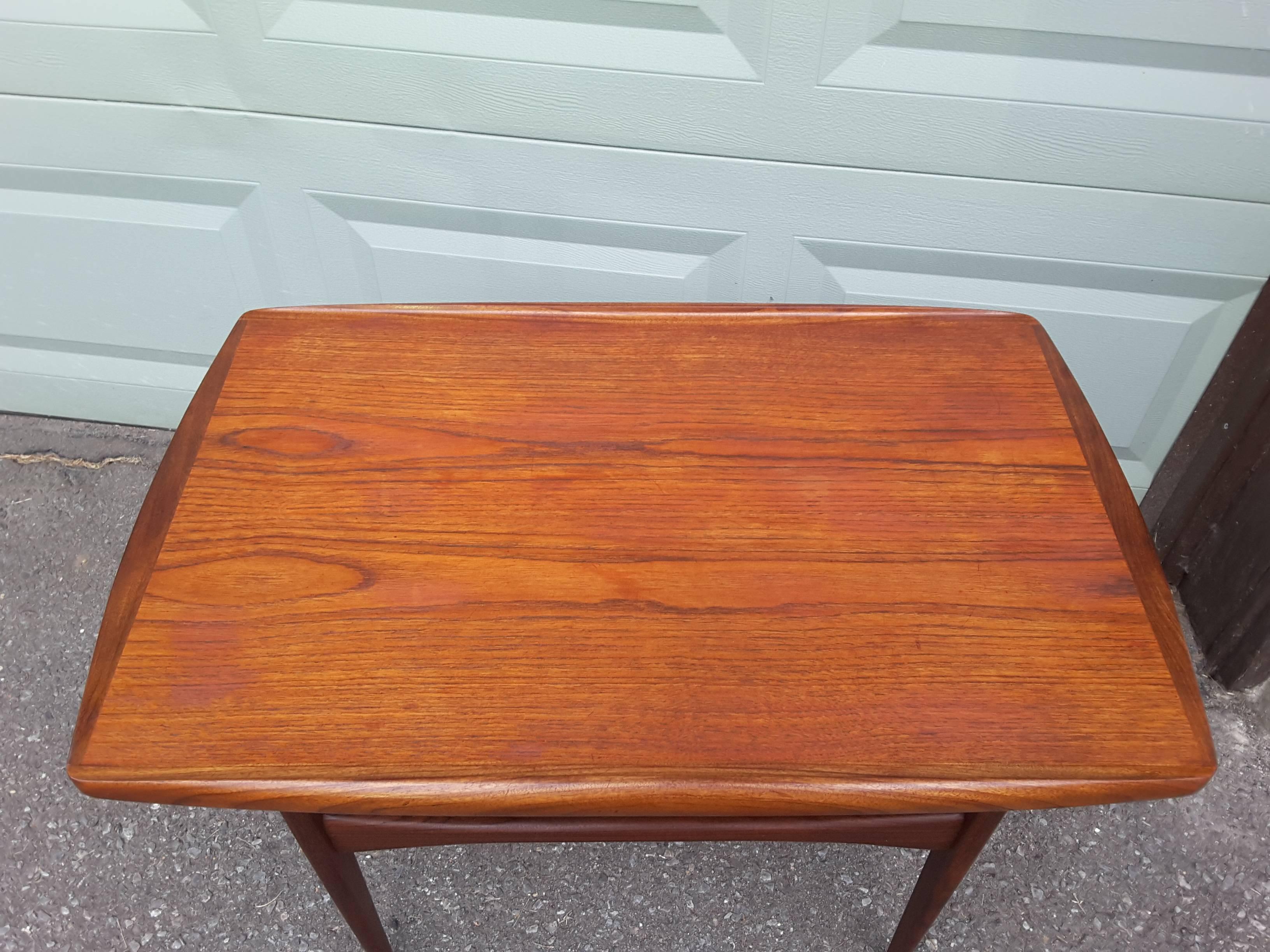 Kip Stewart End Table in Teak with Rolled Edge and Lower Slat Shelf In Good Condition In Ottawa, Ontario