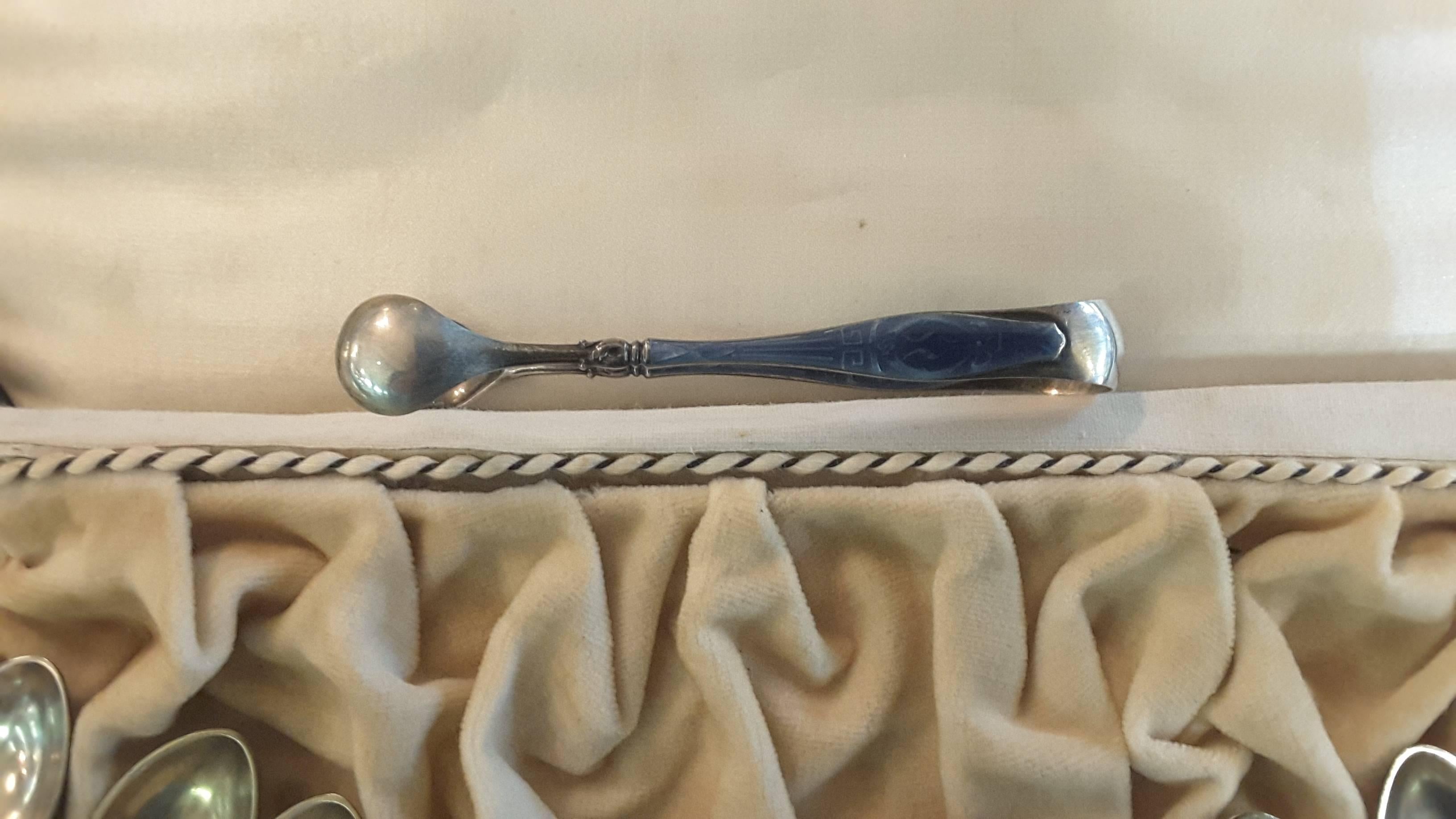 Atractivo juego de 12 cucharas de té y pinzas para azúcar .925 en caja con forma de abanico Noruego en venta