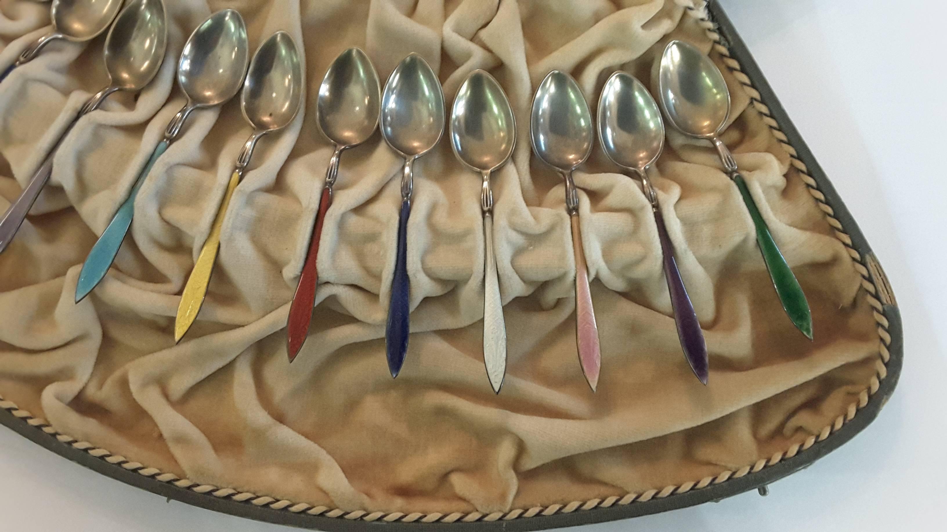Atractivo juego de 12 cucharas de té y pinzas para azúcar .925 en caja con forma de abanico Esmalte en venta