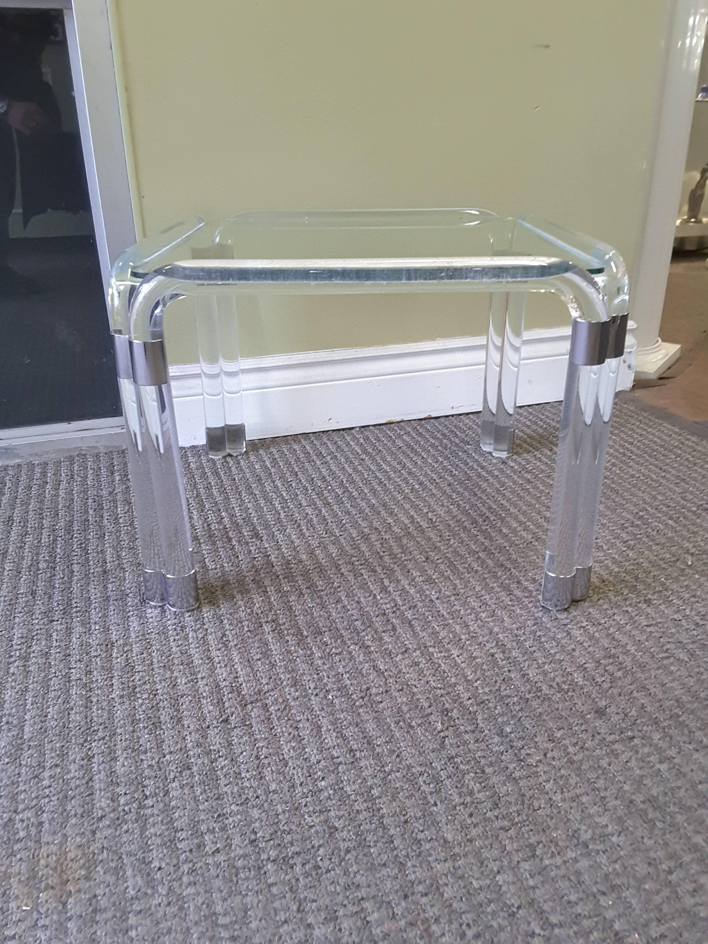 Karl Springer style tubular Lucite and nickel end table, double tube corner legs with upper and lower double nickel locking corner brackets. The end table measures 20