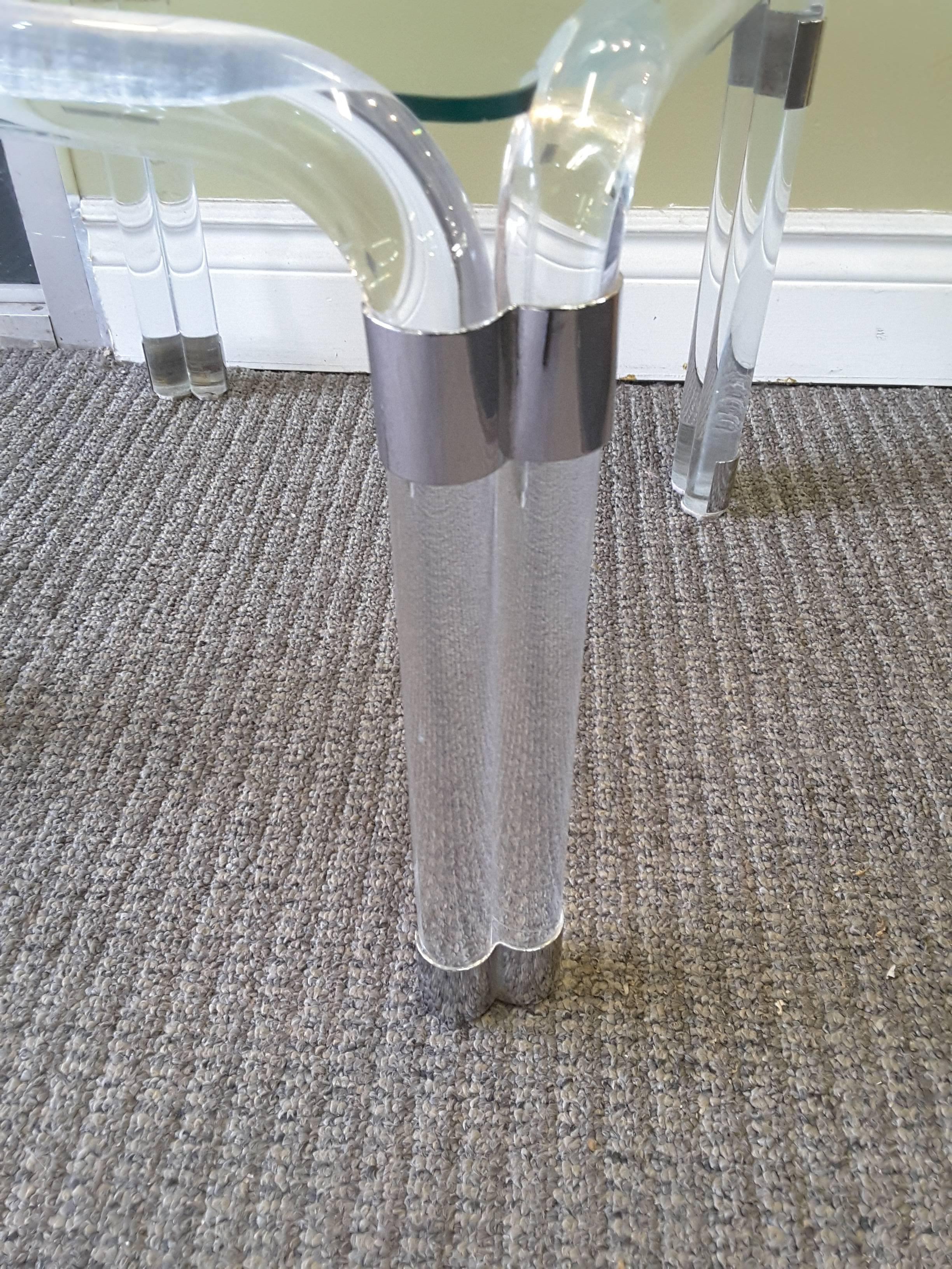 Karl Springer Style Tubular Lucite and Chrome End Table In Good Condition For Sale In Ottawa, Ontario