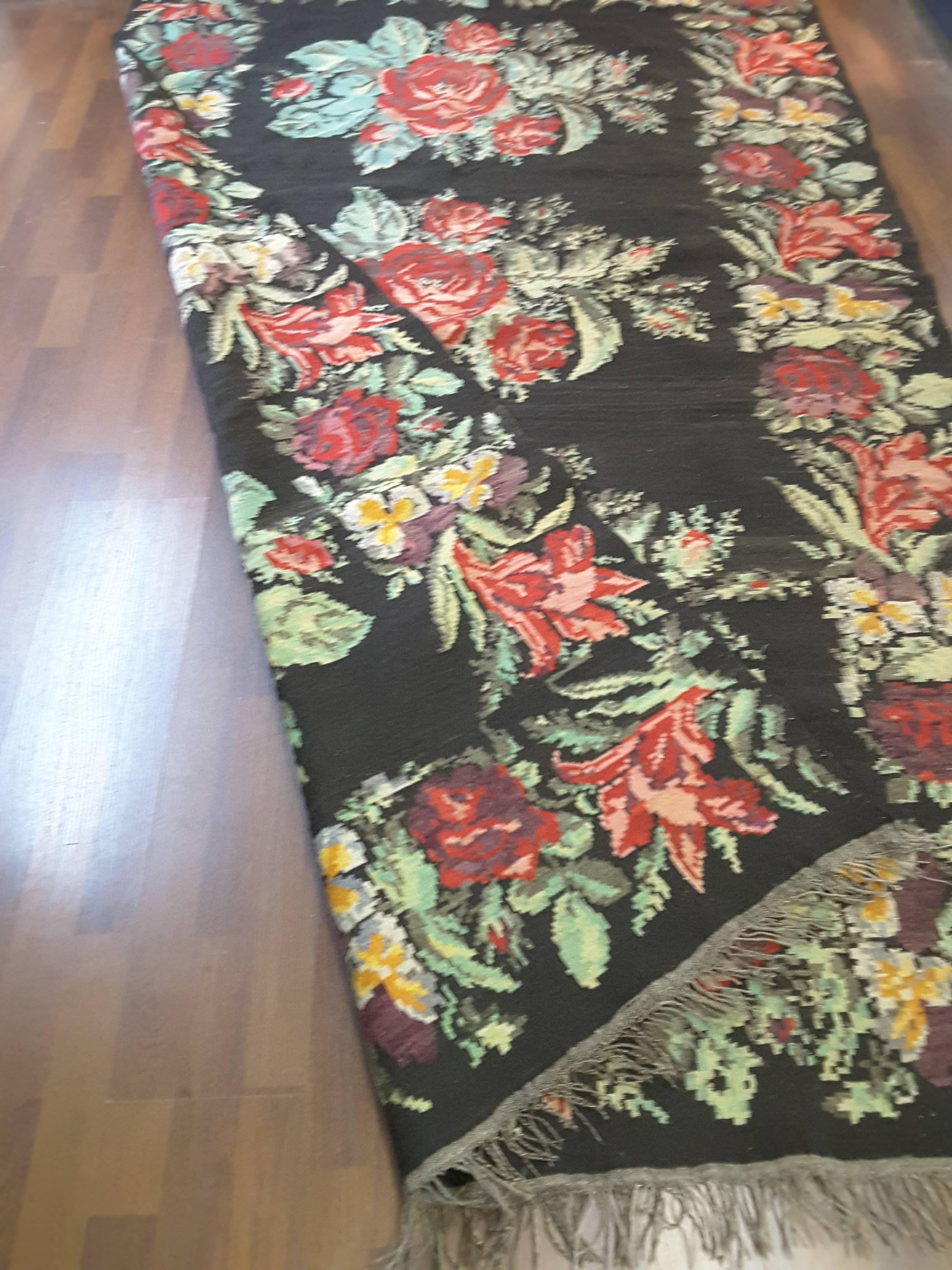 Antique Bessarabian Kilim Carpet In Good Condition For Sale In Ottawa, Ontario