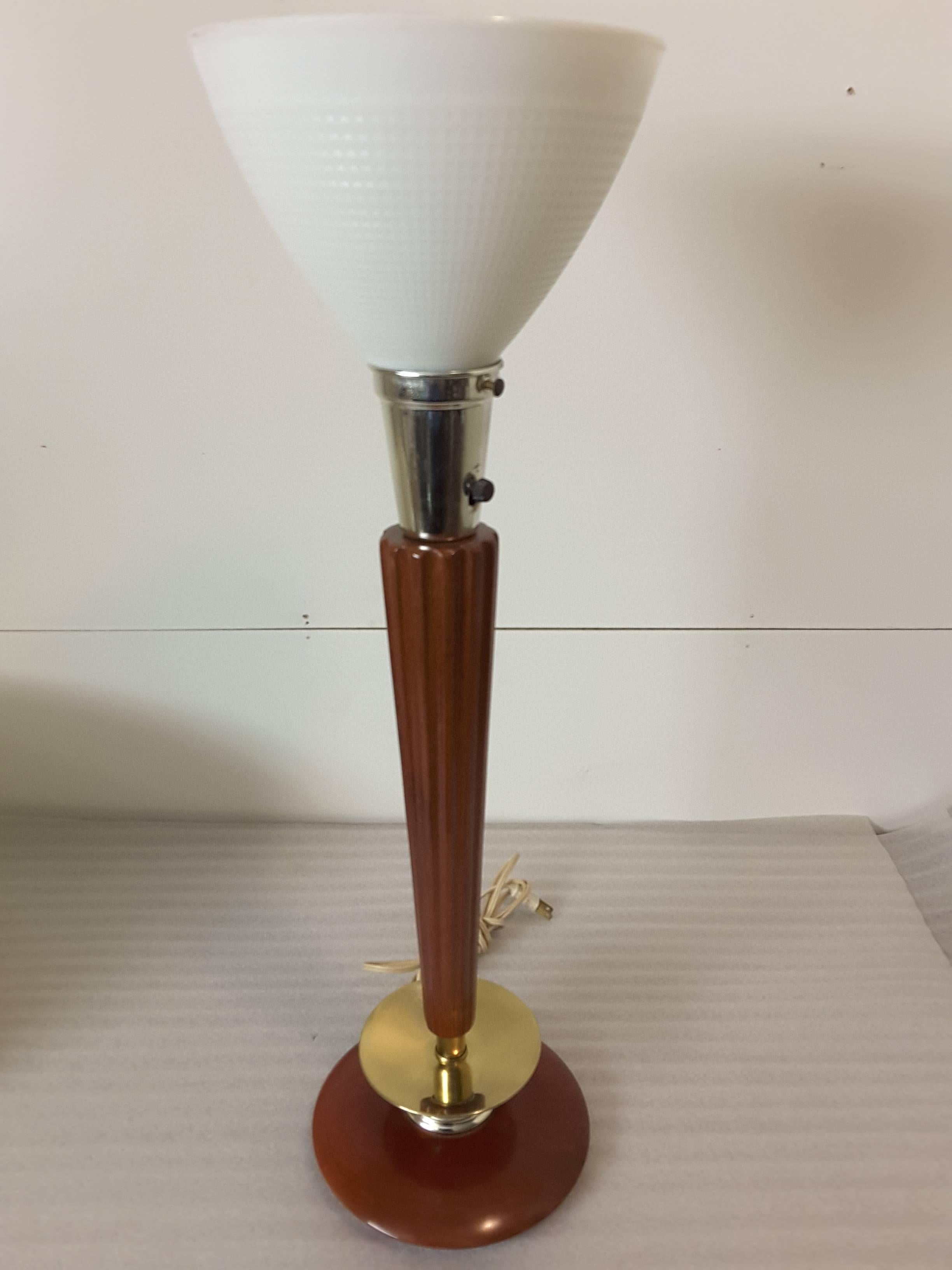 Americano Lampada da tavolo in stile classico in ottone e mogano della modernità di metà secolo in vendita