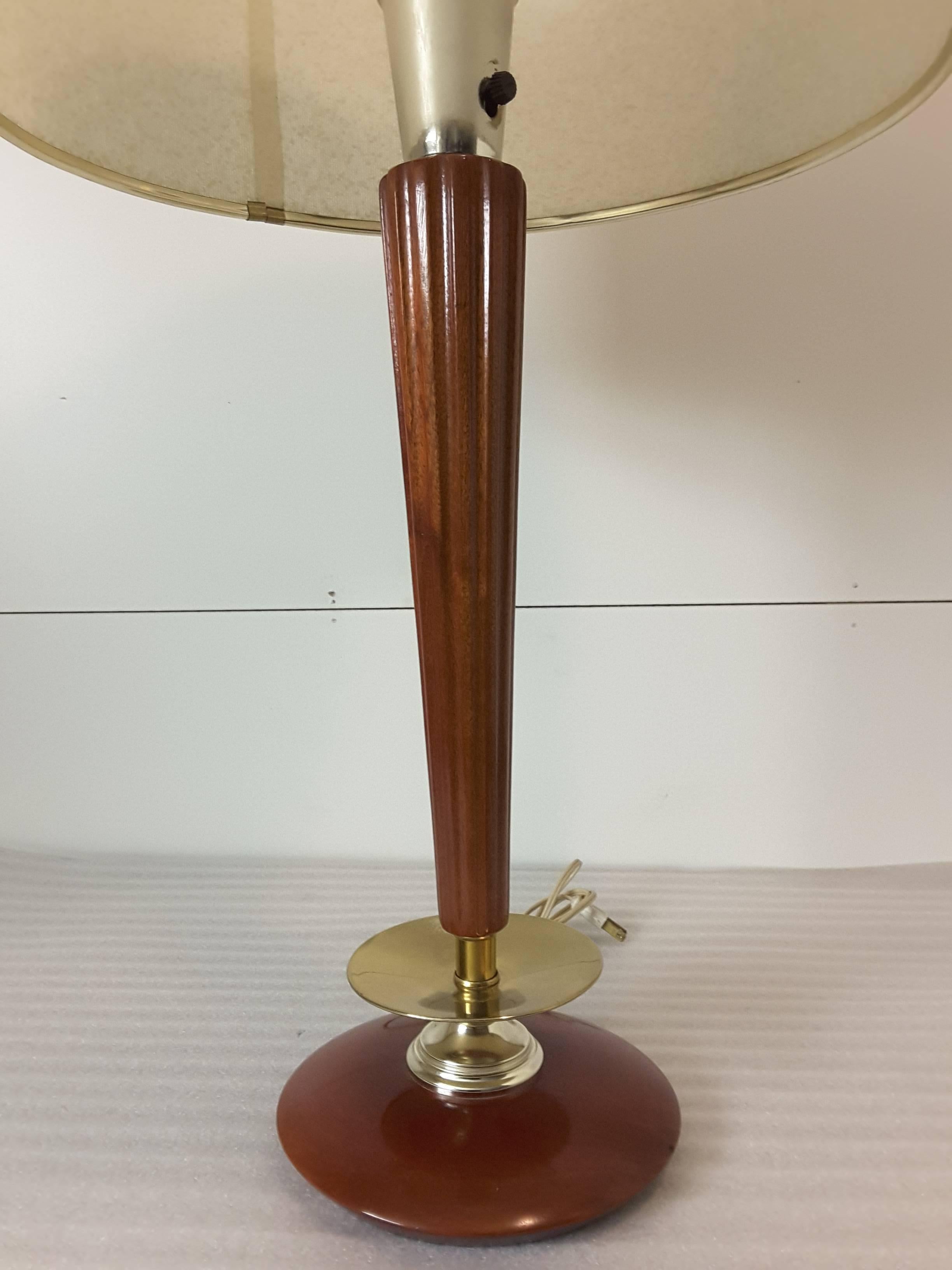 Mid-Century Modern Brass and Mahogany Classic Style Table Lamp In Good Condition For Sale In Ottawa, Ontario