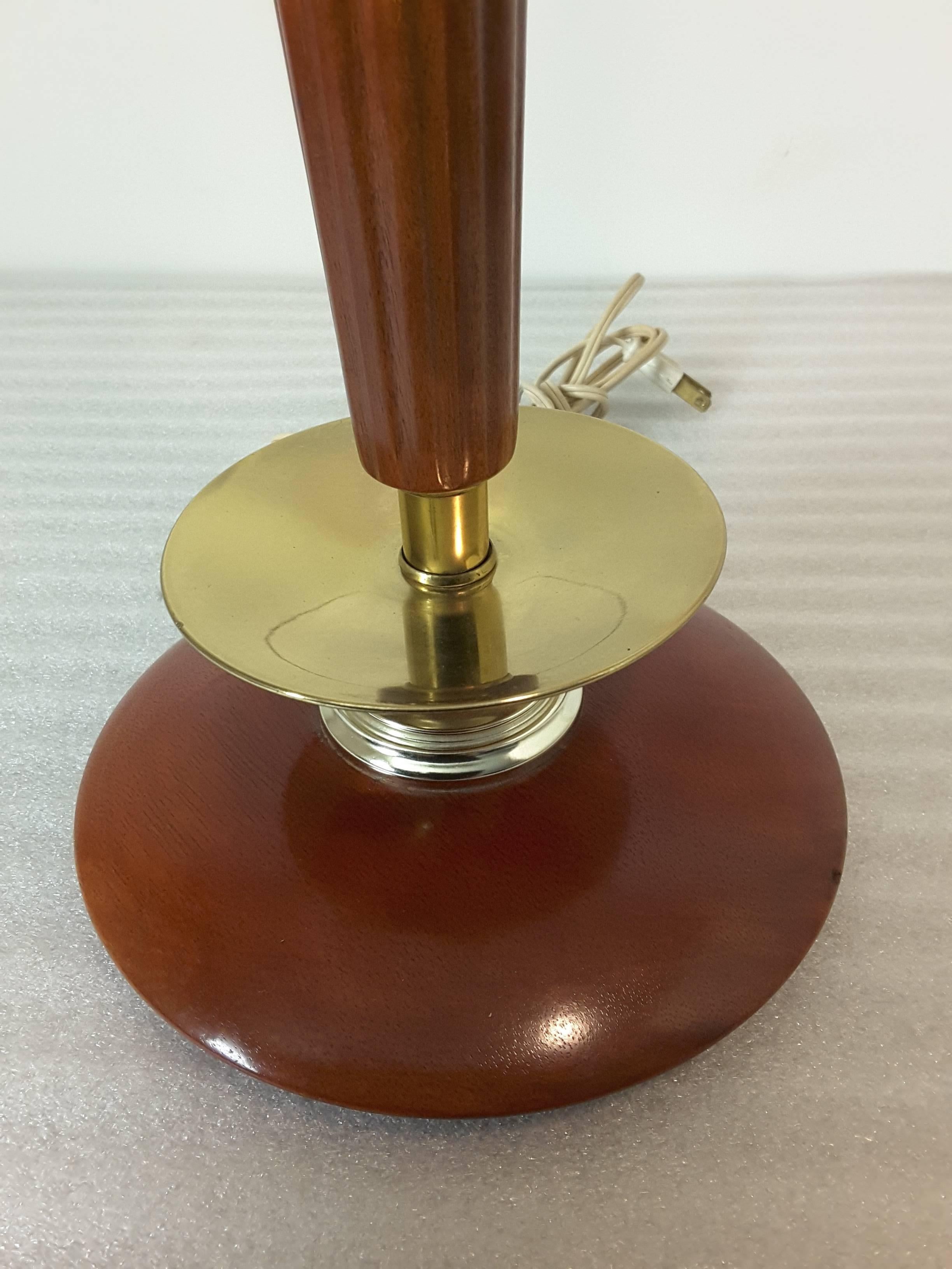20th Century Mid-Century Modern Brass and Mahogany Classic Style Table Lamp For Sale