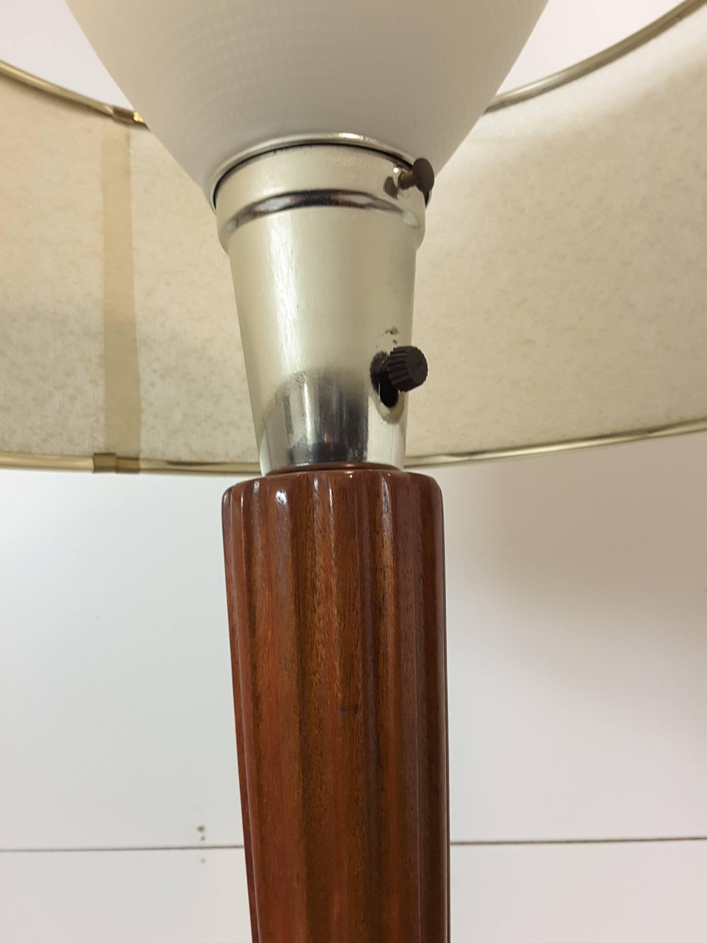 Mid-Century Modern Brass and Mahogany Classic Style Table Lamp For Sale 1