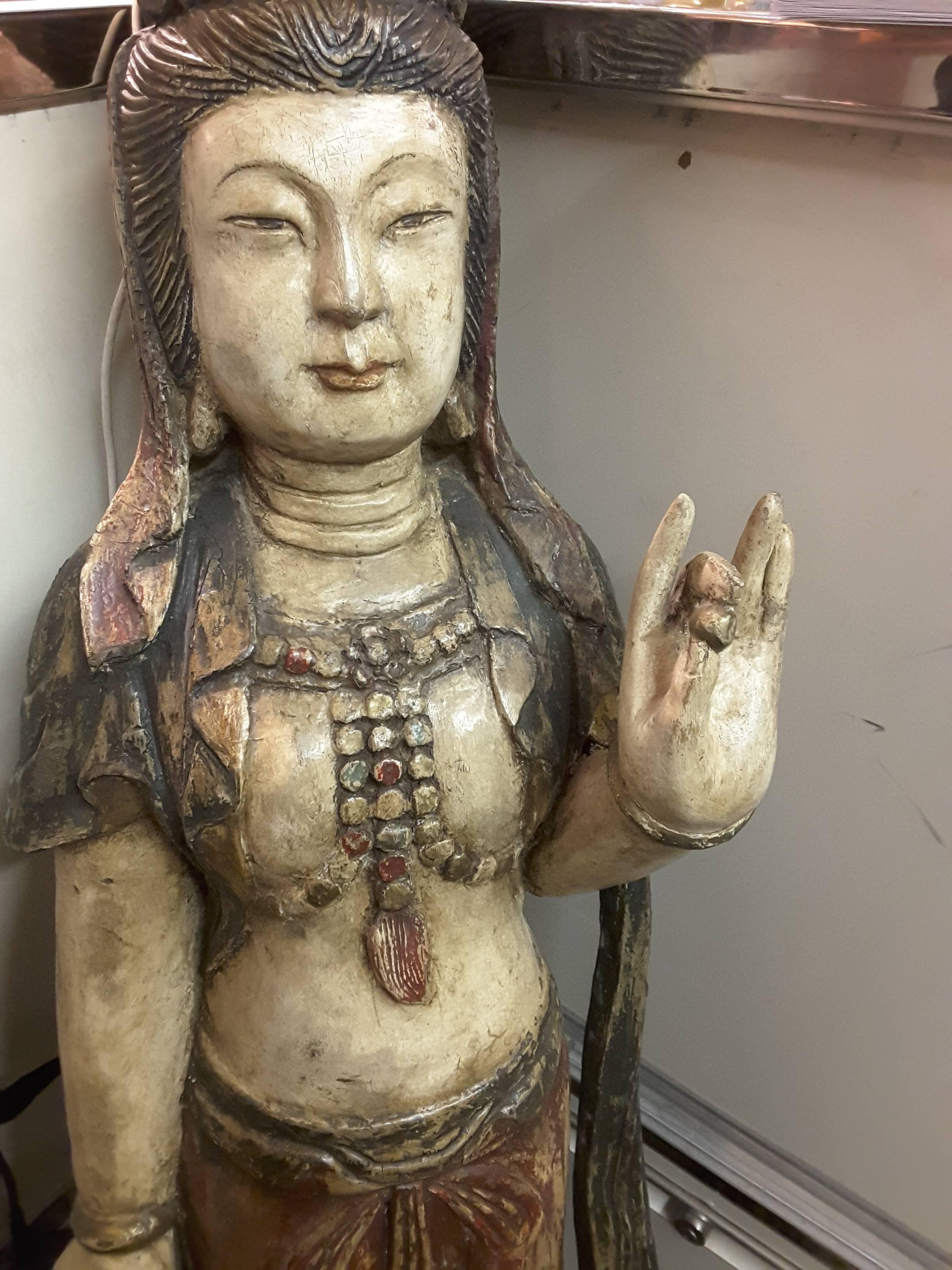 Chinese Carved Wood Standing Figure of Guanyin in the Ming Dynasty Style In Good Condition For Sale In Ottawa, Ontario