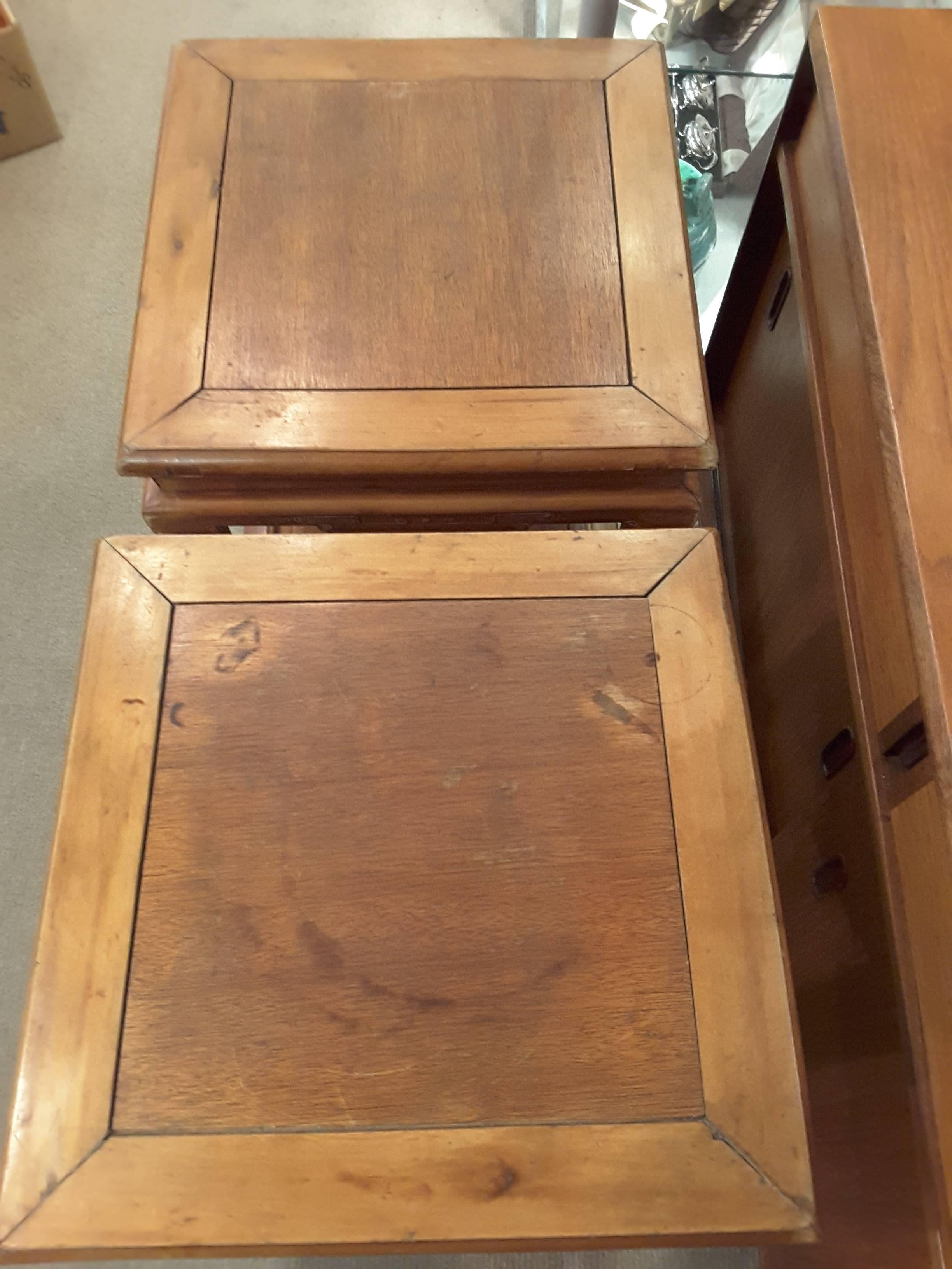 Tables d'appoint ou supports en bois de feuillus sculpté de la fin de la dynastie Qing, Chine du Sud en vente 1