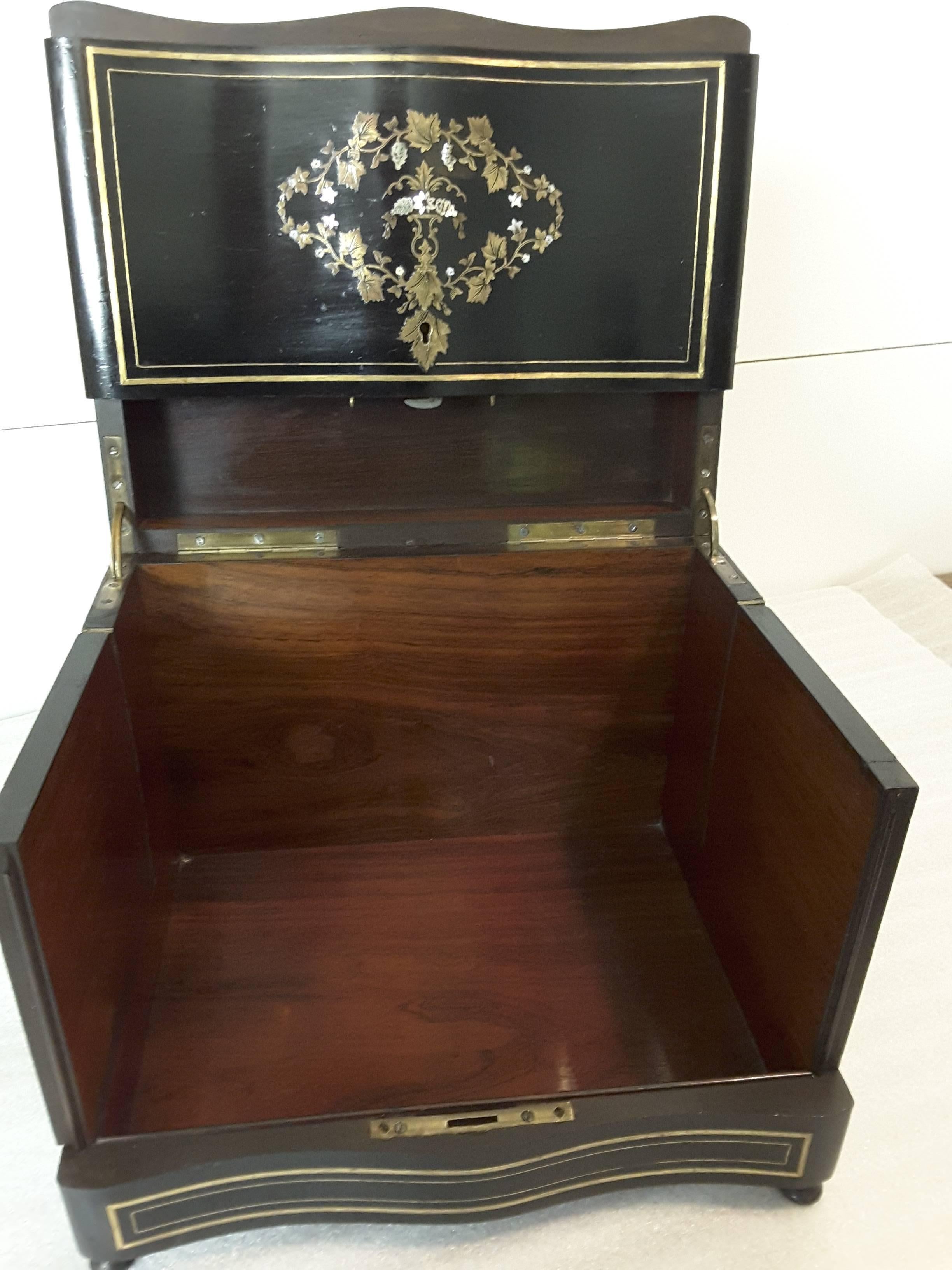 A Fine 19th Century, French, Napoleon III Complete Cave à Liqueur/Tantalus In Good Condition In Ottawa, Ontario