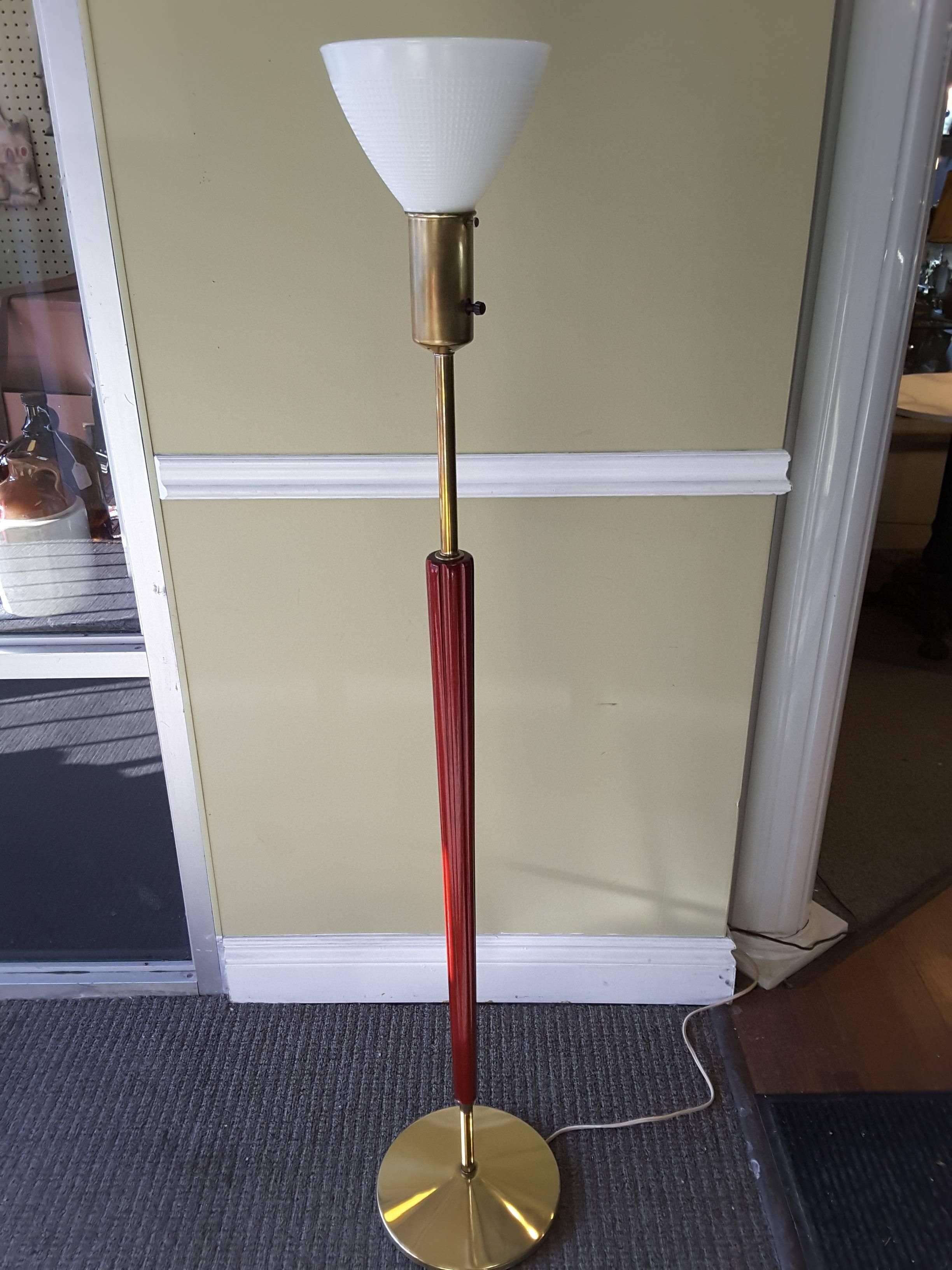 Mid-Century Modern Brass and Mahogany Classic Style Floor Lamp In Good Condition In Ottawa, Ontario