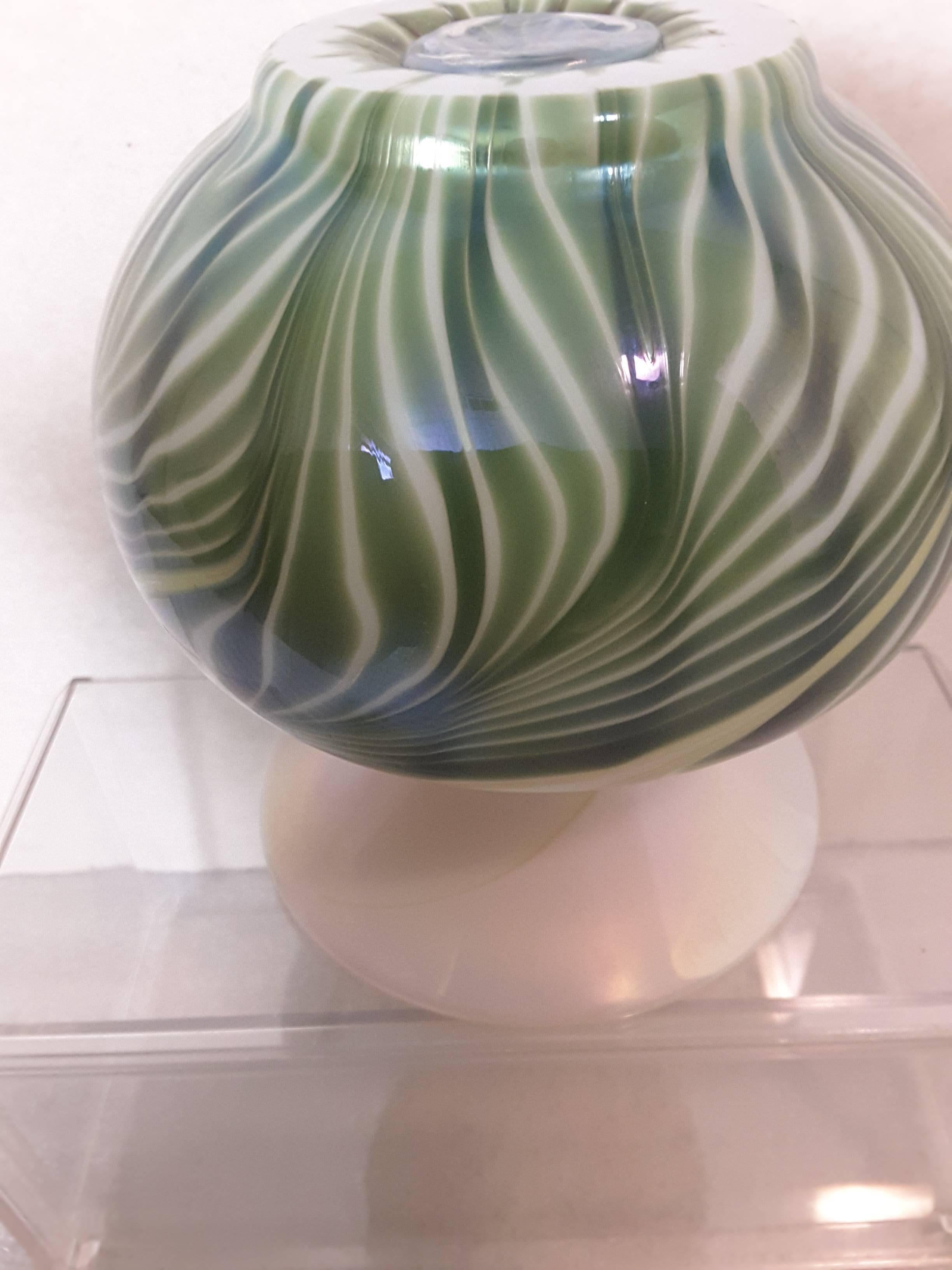 Pulled Feather Art Glass Vase in White, Green and Iridescent Gold Interior In Good Condition In Ottawa, Ontario