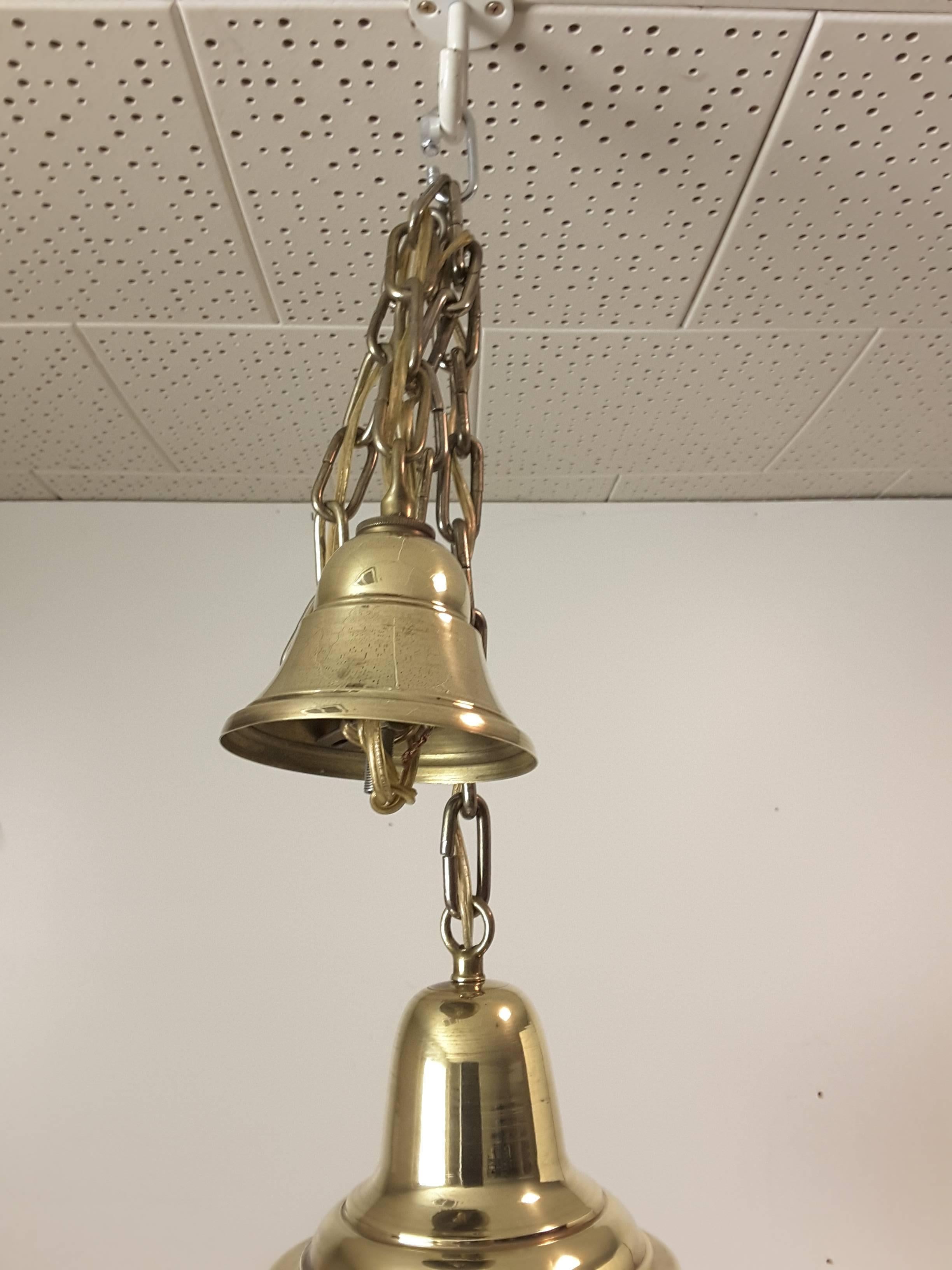 Américain Luminaire ou pendentif Art Déco en verre dépoli blanc et diamant avec auvent et chaîne en laiton en vente