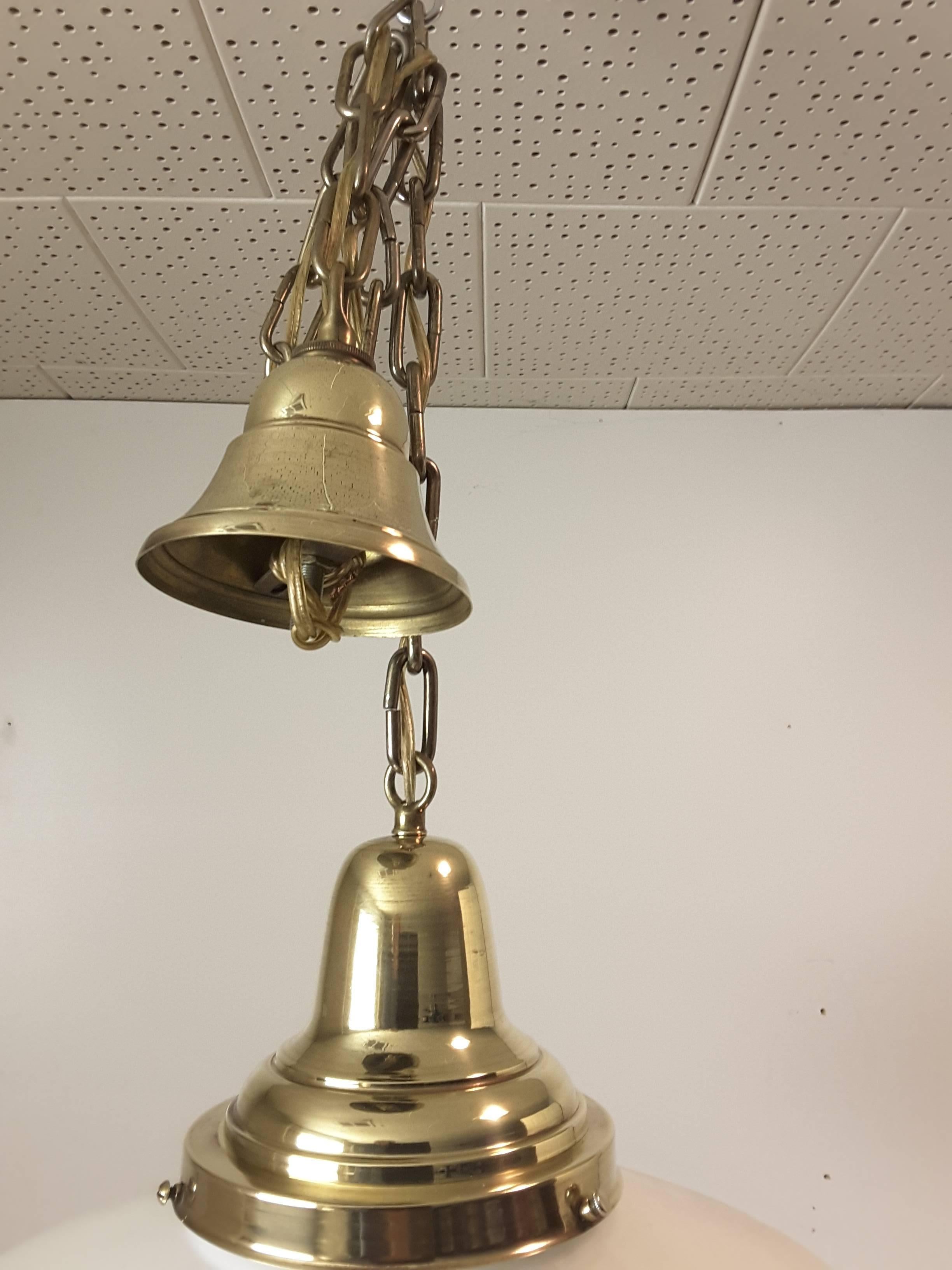 20ième siècle Luminaire ou pendentif Art Déco en verre dépoli blanc et diamant avec auvent et chaîne en laiton en vente