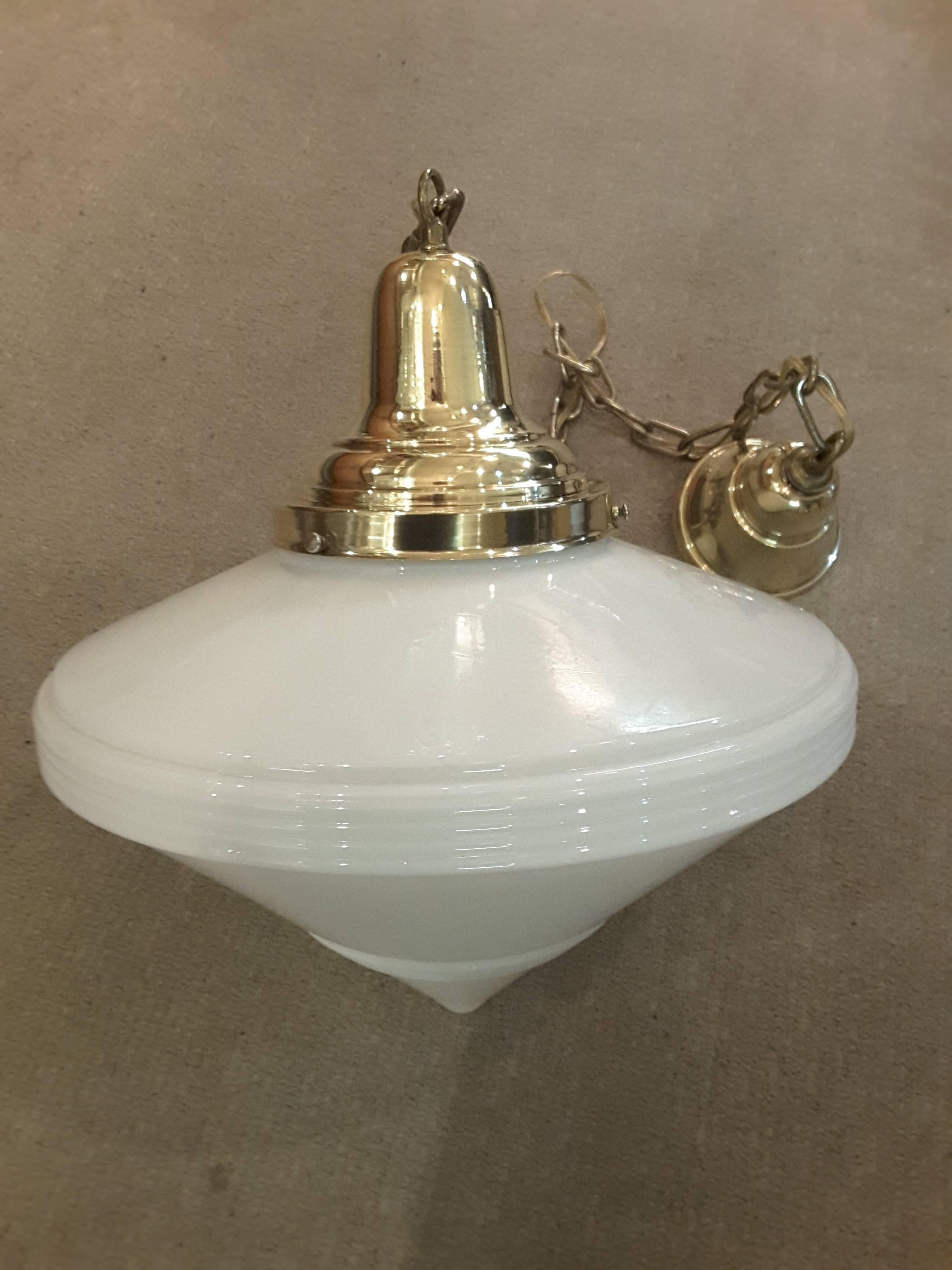 Laiton Luminaire ou pendentif Art Déco en verre dépoli blanc et diamant avec auvent et chaîne en laiton en vente