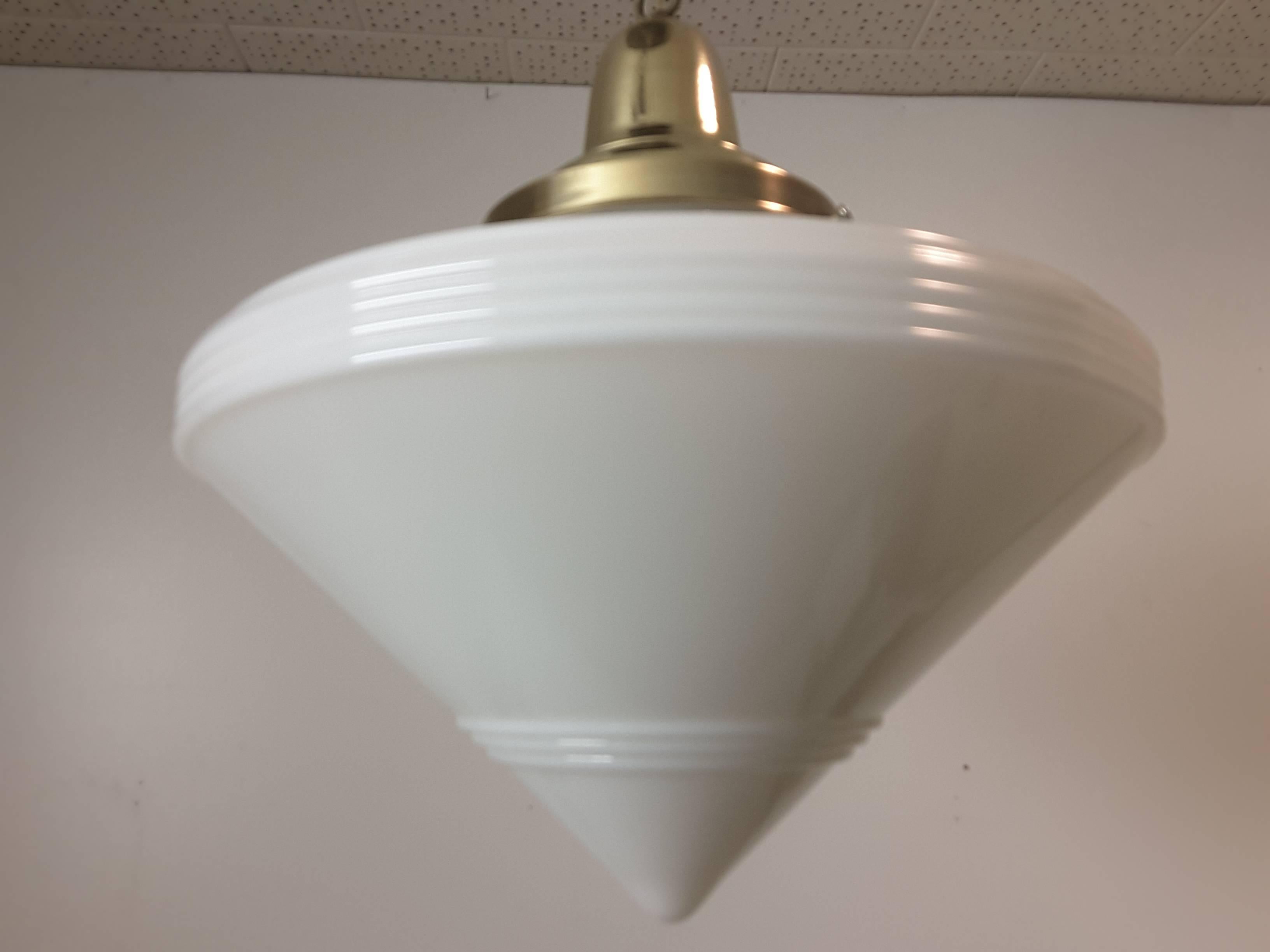 Art déco Luminaire ou pendentif Art Déco en verre dépoli blanc et diamant avec auvent et chaîne en laiton en vente