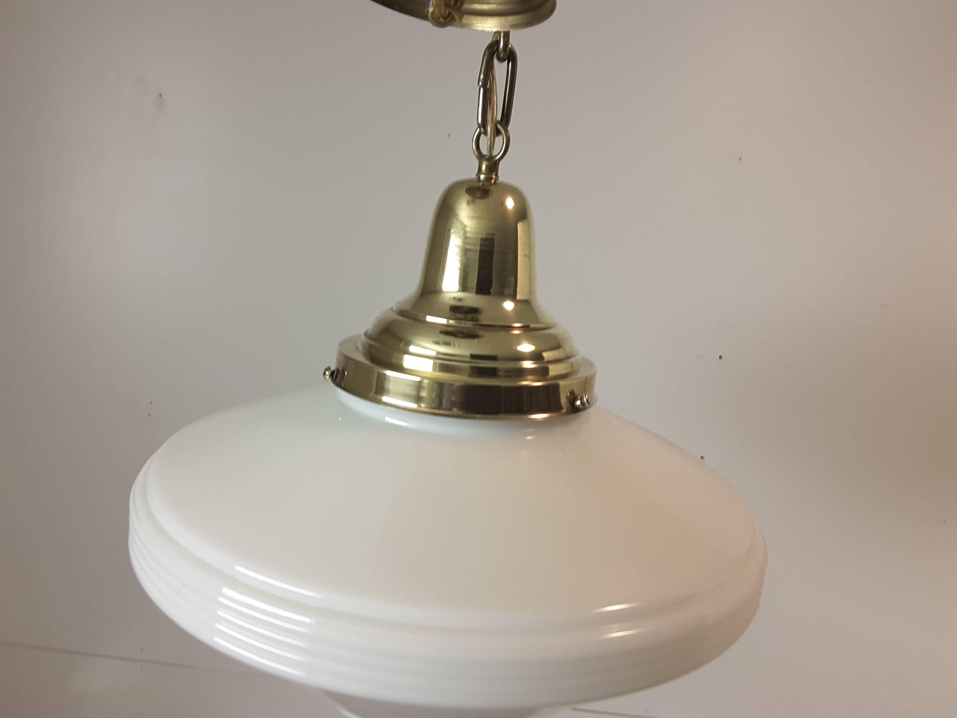 Luminaire ou pendentif Art Déco en verre dépoli blanc et diamant avec auvent et chaîne en laiton Bon état - En vente à Ottawa, Ontario