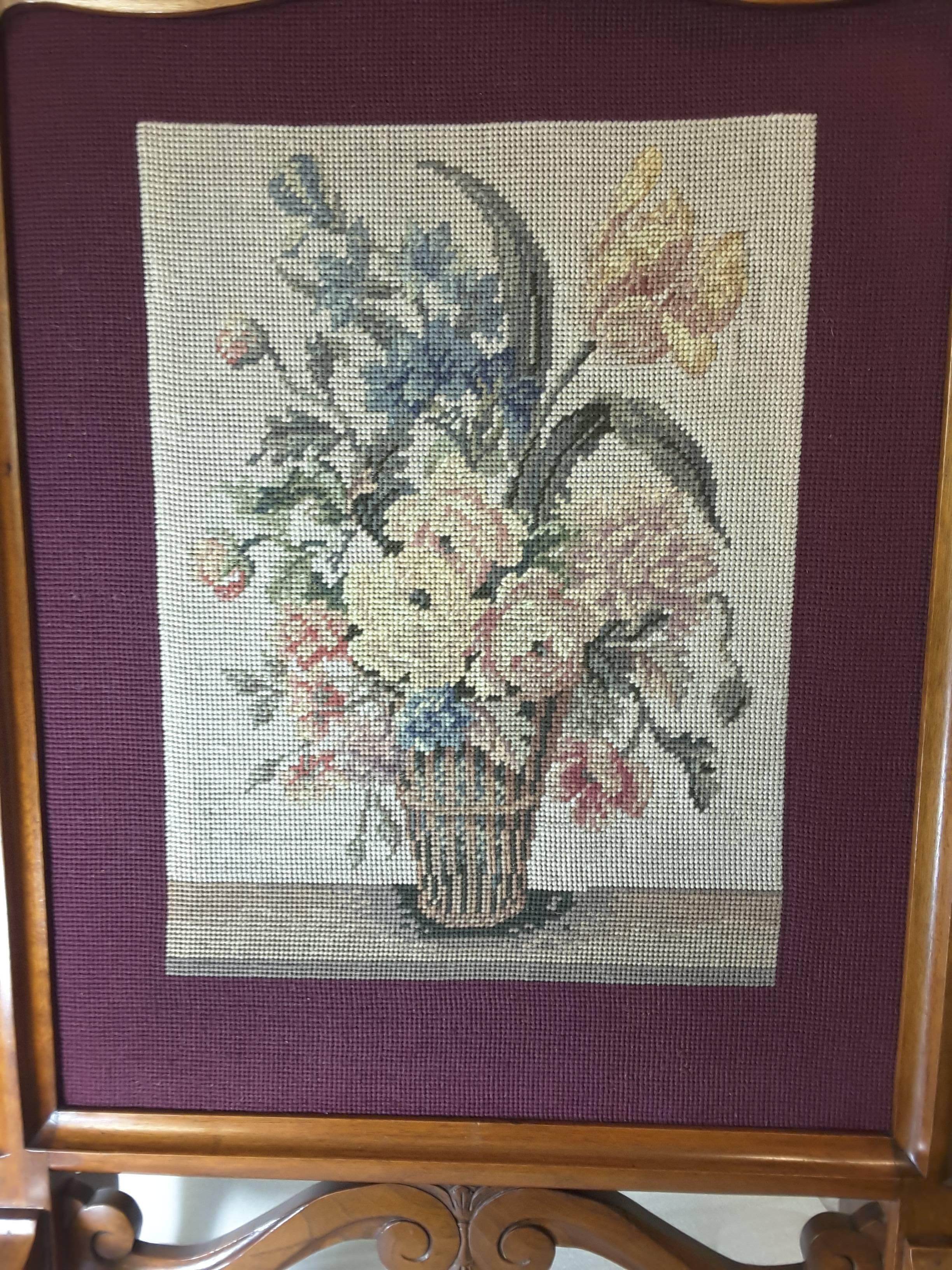 Ein edwardianischer Kaminschirm aus Nussbaumholz von Lionel Rawlinson Ltd, um 1930. Eine schöne florale Nadelspitze, geschnitzt Nussbaum Kaminschirm auf einem Cabriole Bein und auf einem Pad Fuß. Der Bildschirm misst 40 1/2