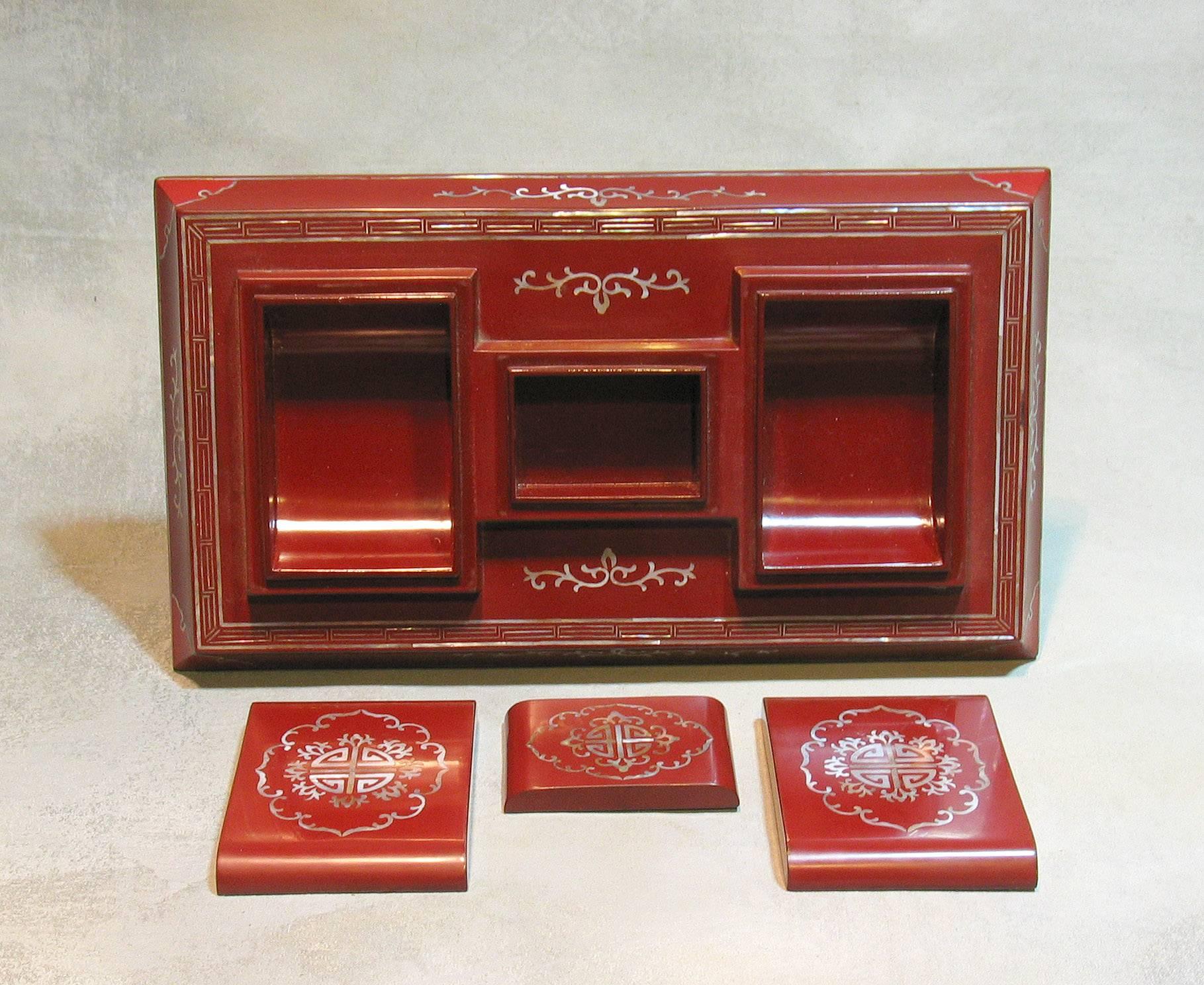 Chippendale chinois Boîte de bureau chinoise ancienne rare en laque rouge du début du 20ème siècle en vente